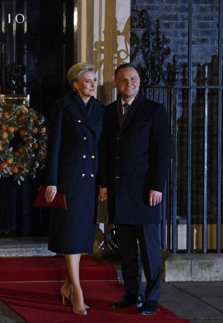 ... zdjęcia zrobiono jej tylko gdy była na zewnątrz budynku, w którym odbywało się przyjęcie, więc nie wiadomo było, jak wyglądał