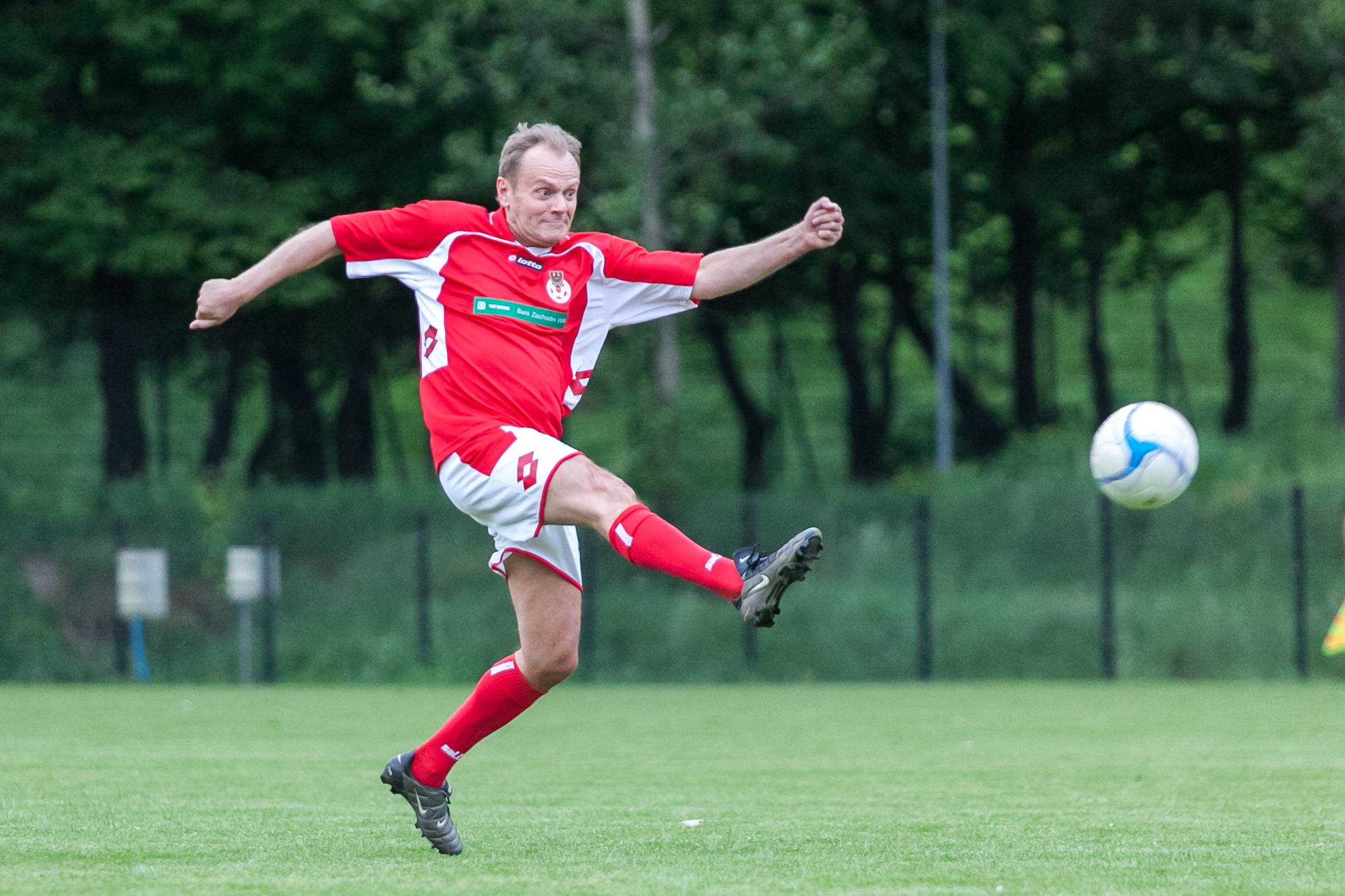 Premier Donald Tusk na boisku piłkarskim