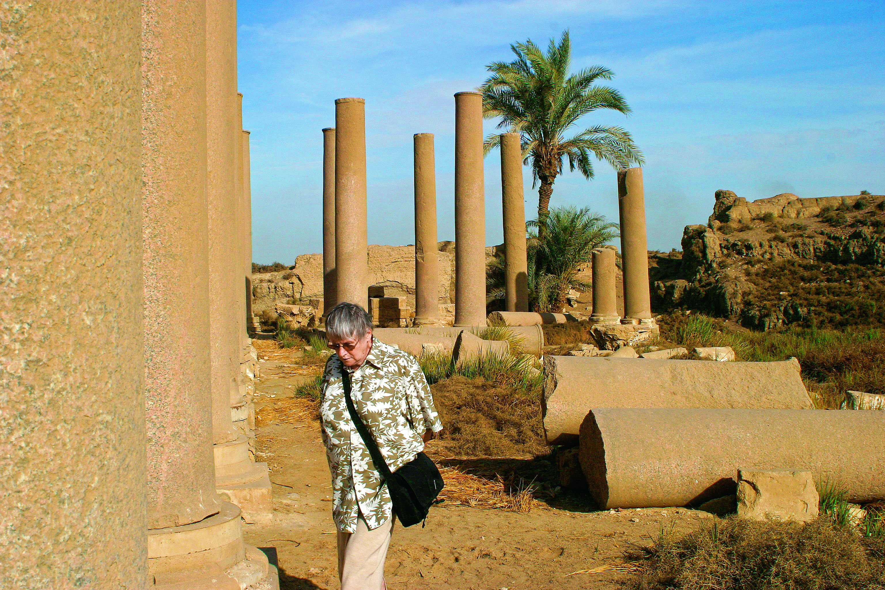 Ruiny katedry w Hermopolis Wielkiej w środkowym Egipcie, największego kościoła Doliny Nilu, 2006 r.