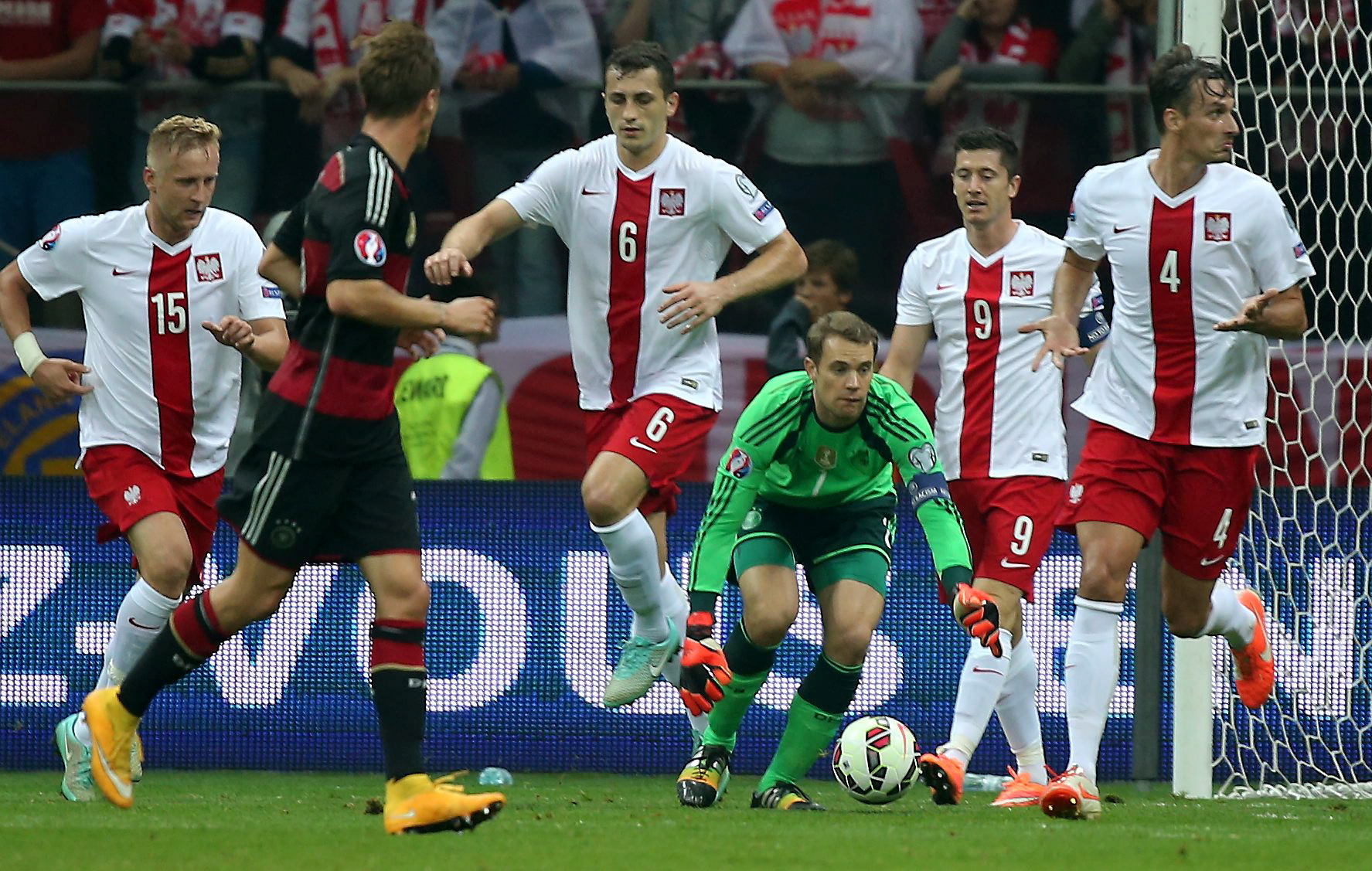 Niemiecki bramkarz Manuel Neuer (zielona koszulka) podczas meczu eliminacyjnego piłkarskich mistrzostw Europy z Polską