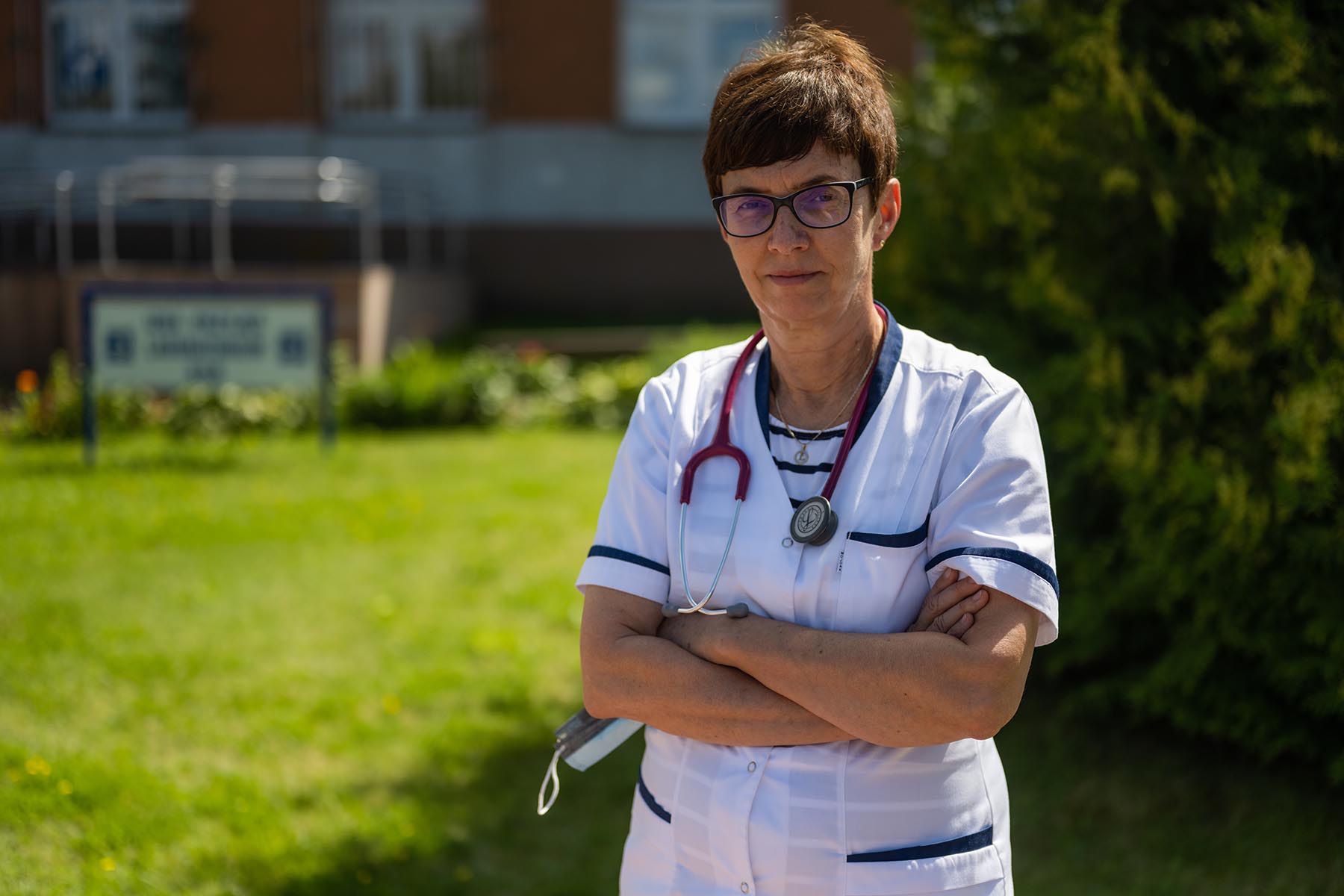 Lucyna Marciniak przed szpitalem, w którym pracuje: – Wszystko, co robię, wynika z wierności przysiędze lekarskiej i ludzkiej przyzwoitości