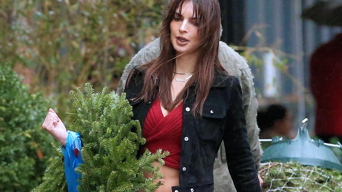 A szakadó eső és a hideg sem számít: lenge öltözetben választotta ki idei karácsonyfáját Emily Ratajkowski – fotók