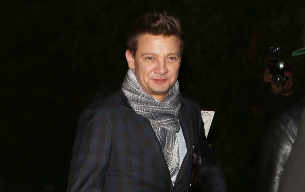 Jeremy Renner nem adja fel: már szobabiciklin edz a hókotrós balesete után – videó