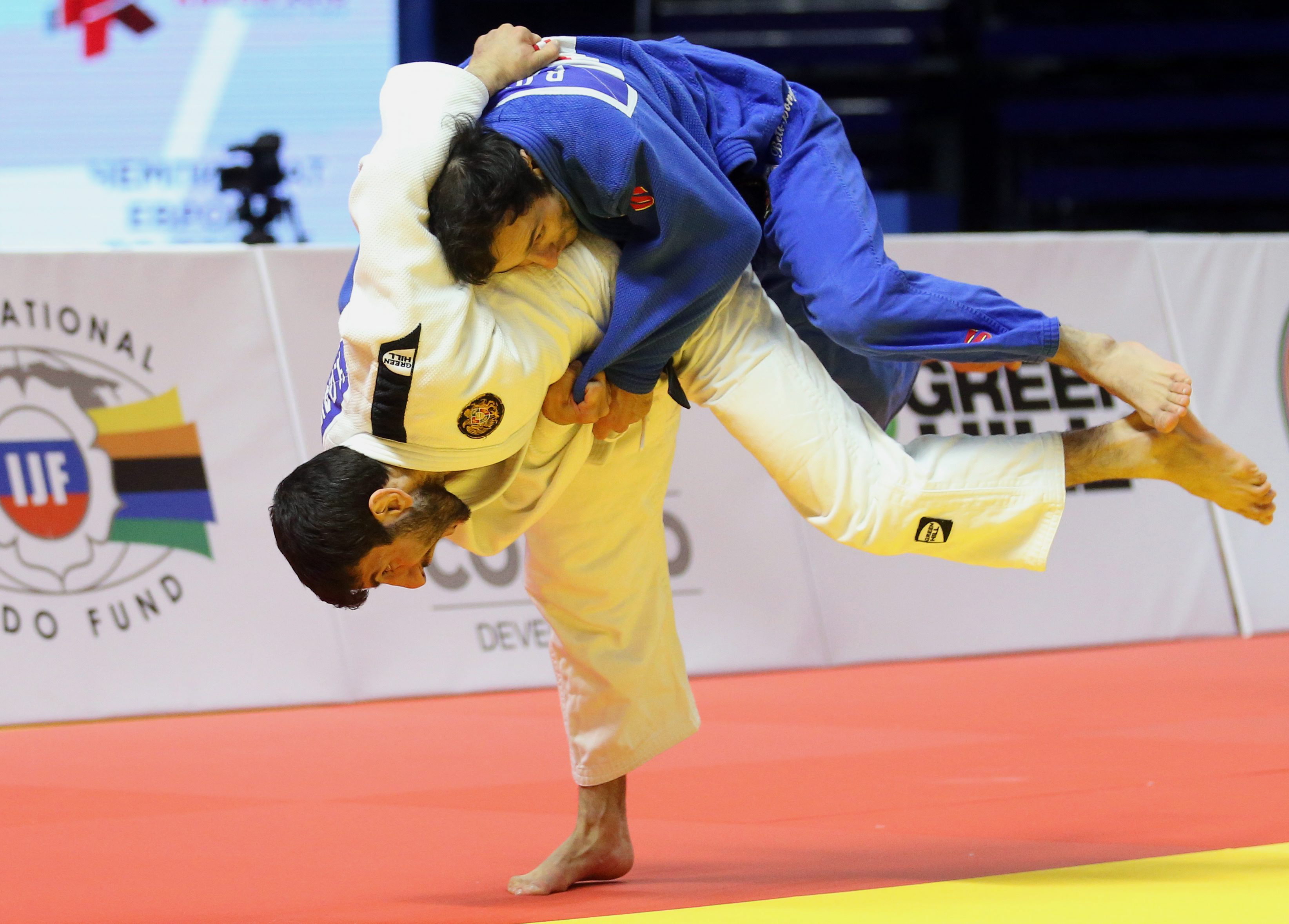 Medaliści pierwszego dnia ME: kobiety 48 kg 1. Charline Van Snick (Belgia) 2. Eva Csernoviczki (Węgry) 3. Dilara Lokmanhekim (Turcja) i Monica Ungureanu (Rumunia) 52 kg 1. Majlinda Kelmendi (Kosowo) 2. Priscilla Gneto (Francja) 3. Andrees Chitu (Rumunia) i Julia Ryżowa (Rosja) 57 kg 1. Automne Pavia (Francja) 2. Iwelina Iliewa (Bułgaria) 3. Nora Gjakova (Kosowo) i Timna Nelson Nevy (Izrael) mężczyźni 60 kg 1. Walide Khyar (Francja) 2. Orhan Safarow (Azerbejdżan) 3. Howhannes Dawtjan (Armenia) i Elios Manzi (Włochy) 66 kh 1. Waża Margwelaszwili (Gruzja) 2. Colin Oates (W. Brytania) 3. Arsen Gałcjan (Rosja) i Fabio Basile (Włochy)