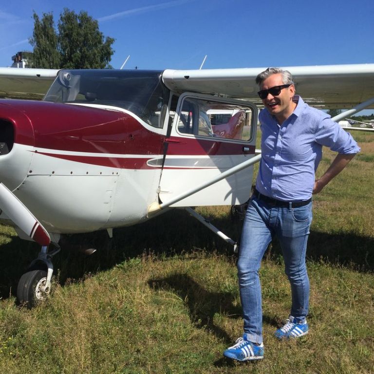 Robert Biedroń zaprasza dwie osoby w niezwykłą podróż nad Słupskiem, Ustką i Rowami. Podczas lotu czteroosobowym samolotem będziecie mogli porozmawiać z Robertem Biedroniem i wspólnie podziwiać Pomorze z lotu ptaka.