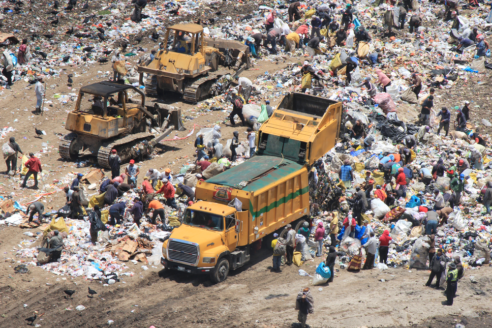 Wysypisko w stolicy Gwatemali. Mieszkańcy slumsów przeszukują śmieci i inne odpadki w poszkiwaniu surowców nadających się na recykling
