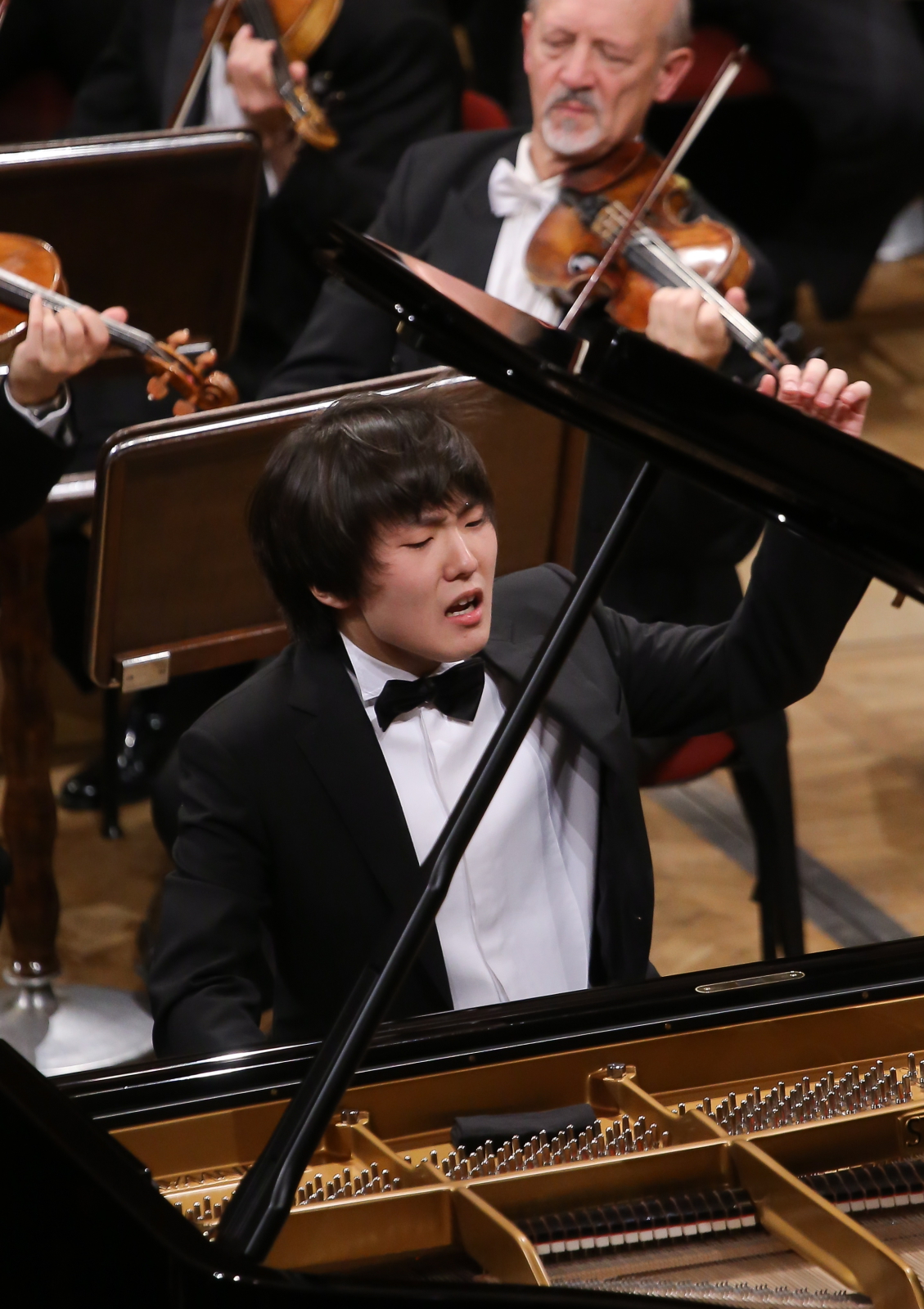 – W pierwszym etapie nie kontrolowałem siebie. Nie pamiętam, jak grałem i dlatego musiałem sprawdzić to na YouTube – przyznawał Seong-Jin Cho. Ale jurorzy i widzowie byli zgodni: 21-letni pianista grał po prostu perfekcyjnie i w pokonanym polu zostawił 78 pianistów z 20 krajów (w tym 14 Polaków).