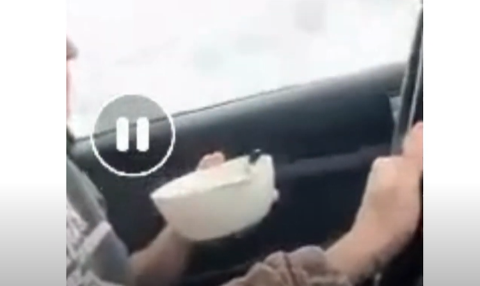 Miközben a sofőr száguldozás közben egy tányérból eszegetett, az anyósülésen ülő barátja fogta helyette a kormányt a Borsodban – videó