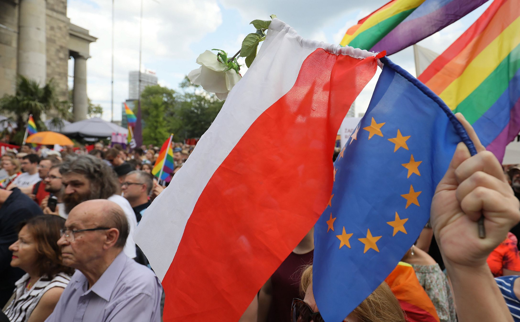 Białostocki marsz kilkakrotnie próbowali zablokować kontrmanifestanci. W stronę uczestników rzucano kamieniami, petardami, jajkami i butelkami, wykrzykiwano też obraźliwe słowa.