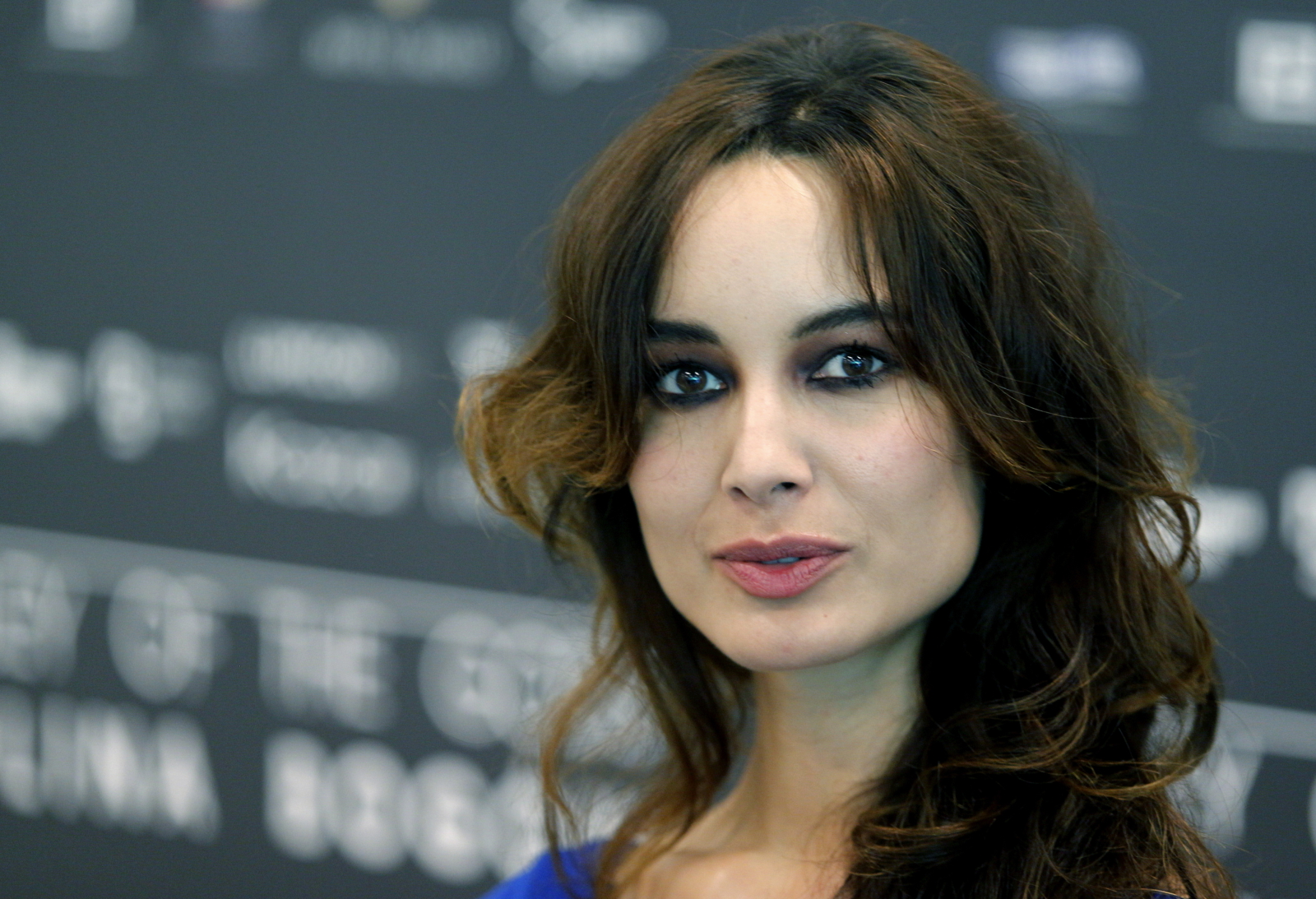 Berenice Marlohe na konferencji prasowej