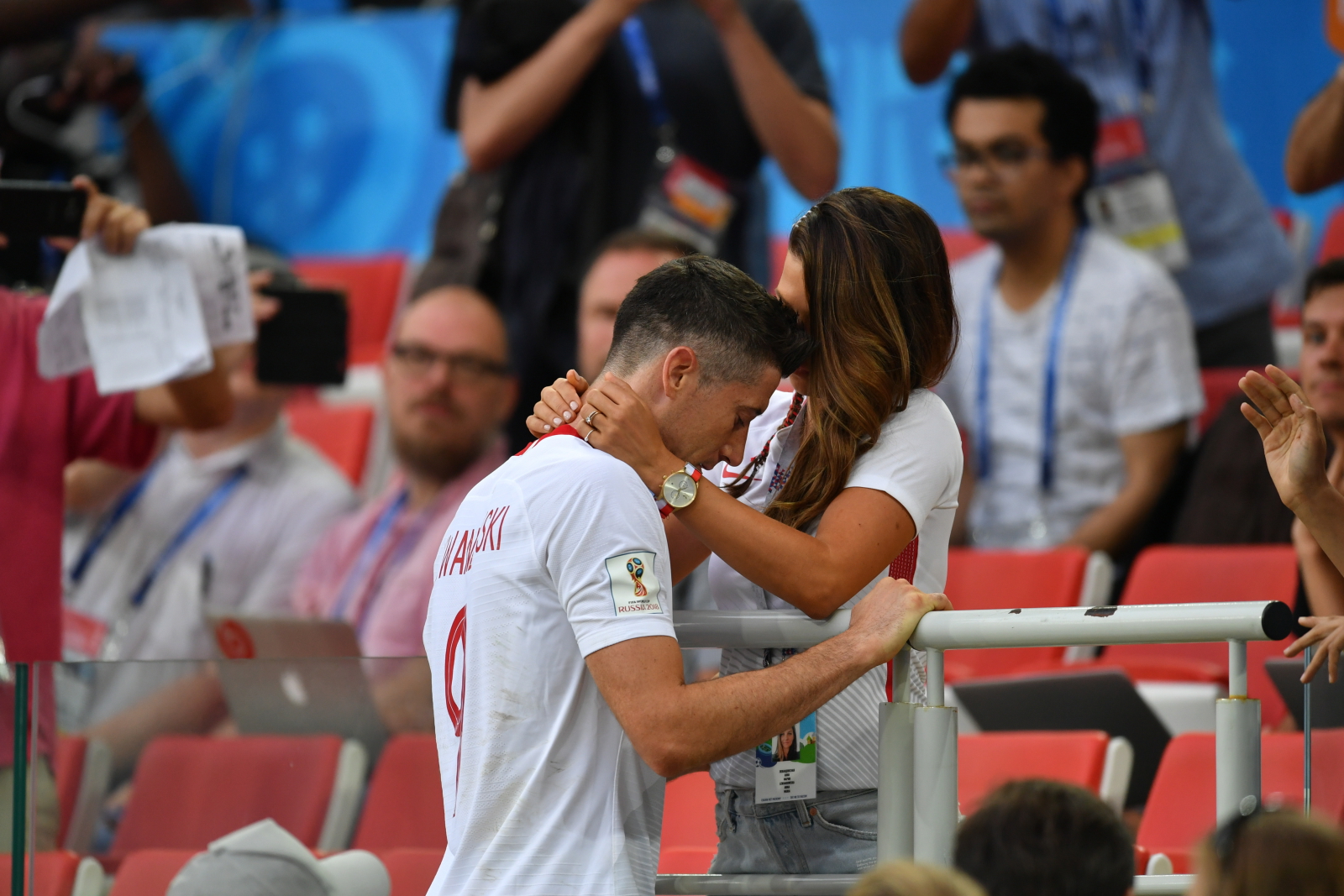 Kapitan reprezentacji Polski Robert Lewandowski (L) z żoną Anną (P) po meczu z Senegalem