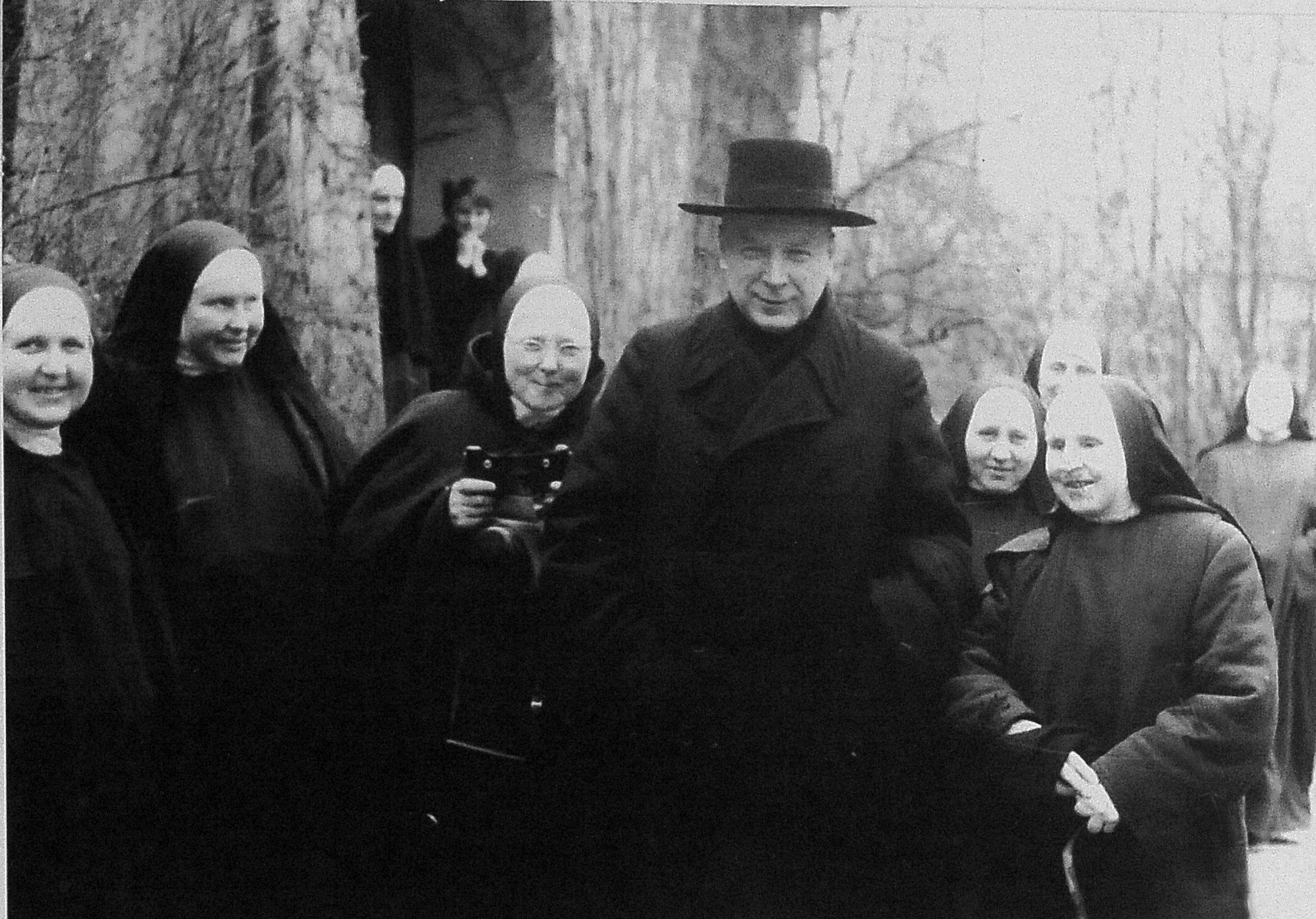 Prymas Stefan Wyszyński i siostry franciszkanki pracujące w Zakładzie dla Niewidomych w Laskach, lata 60. XX w.