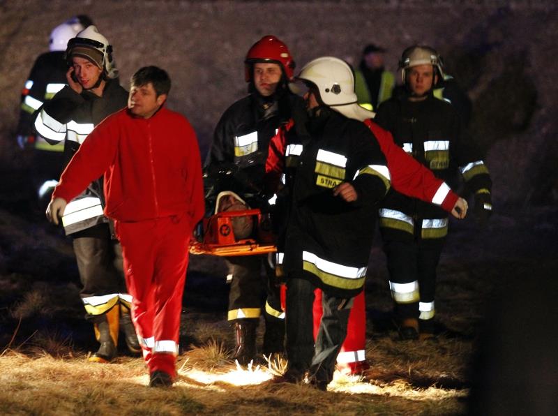 katastrofa kolejowa Szczekociny ratownicy i strażacy niosą rannego
