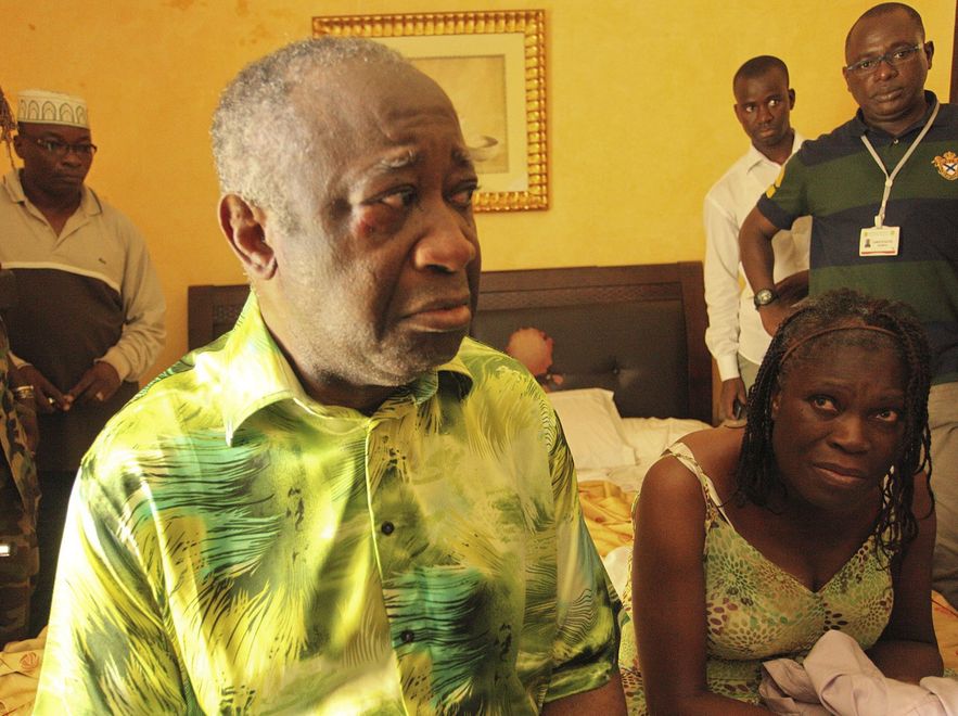 Były prezydent Wybrzeża Kości Słoniowej Laurent Gbagbo wraz z żoną Simone uwięziony w hotelu po tym, jak został obalony przez przeciwników; kwiecień 2011