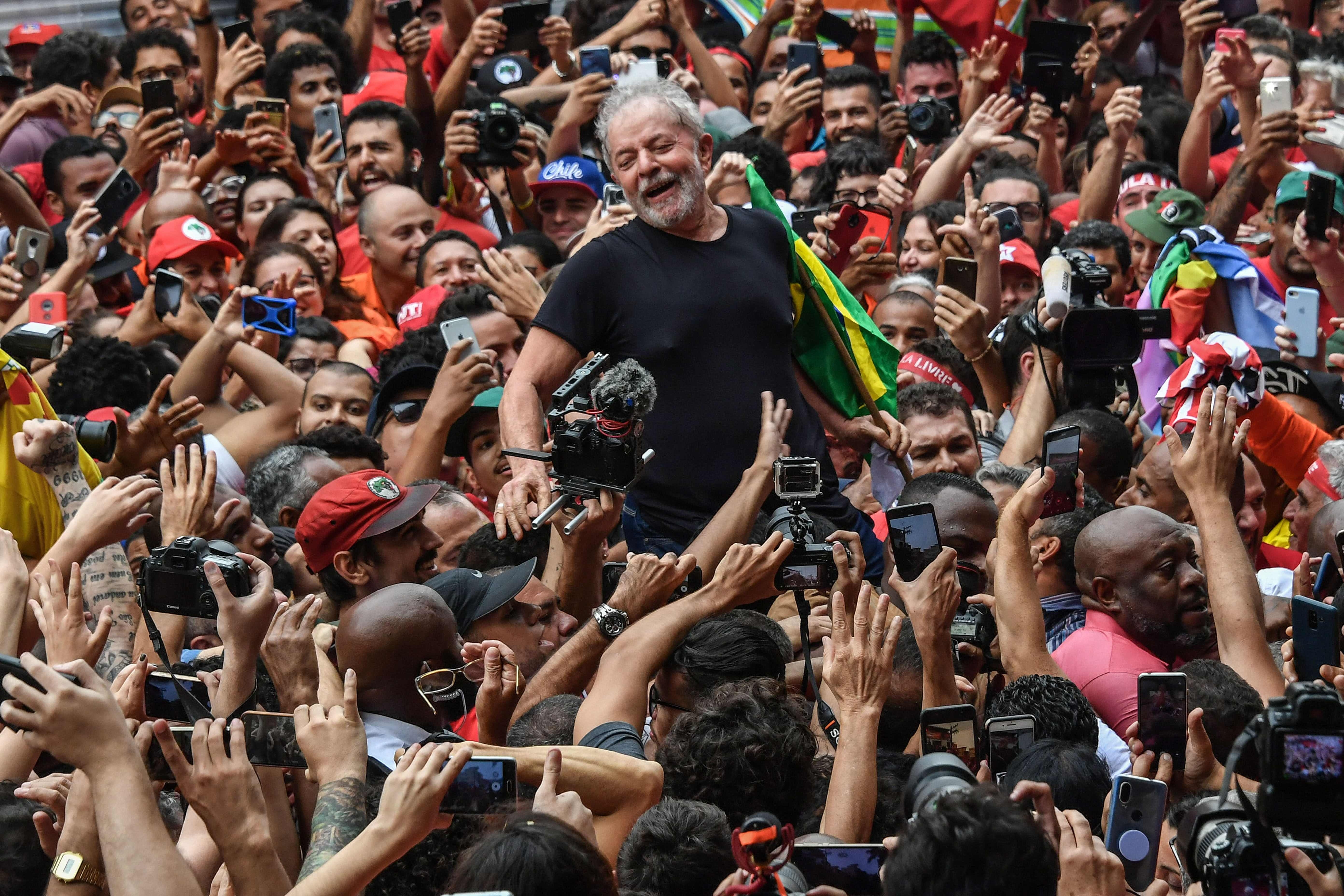 Były prezydent Brazylii (2003-2011) Luiz Inácio Lula da Silva niesiony na rękach po tym, jak wyszedł z więzienia po półtorarocznym pobycie za korupcję, São Paulo, 9 listopada 2019 r.