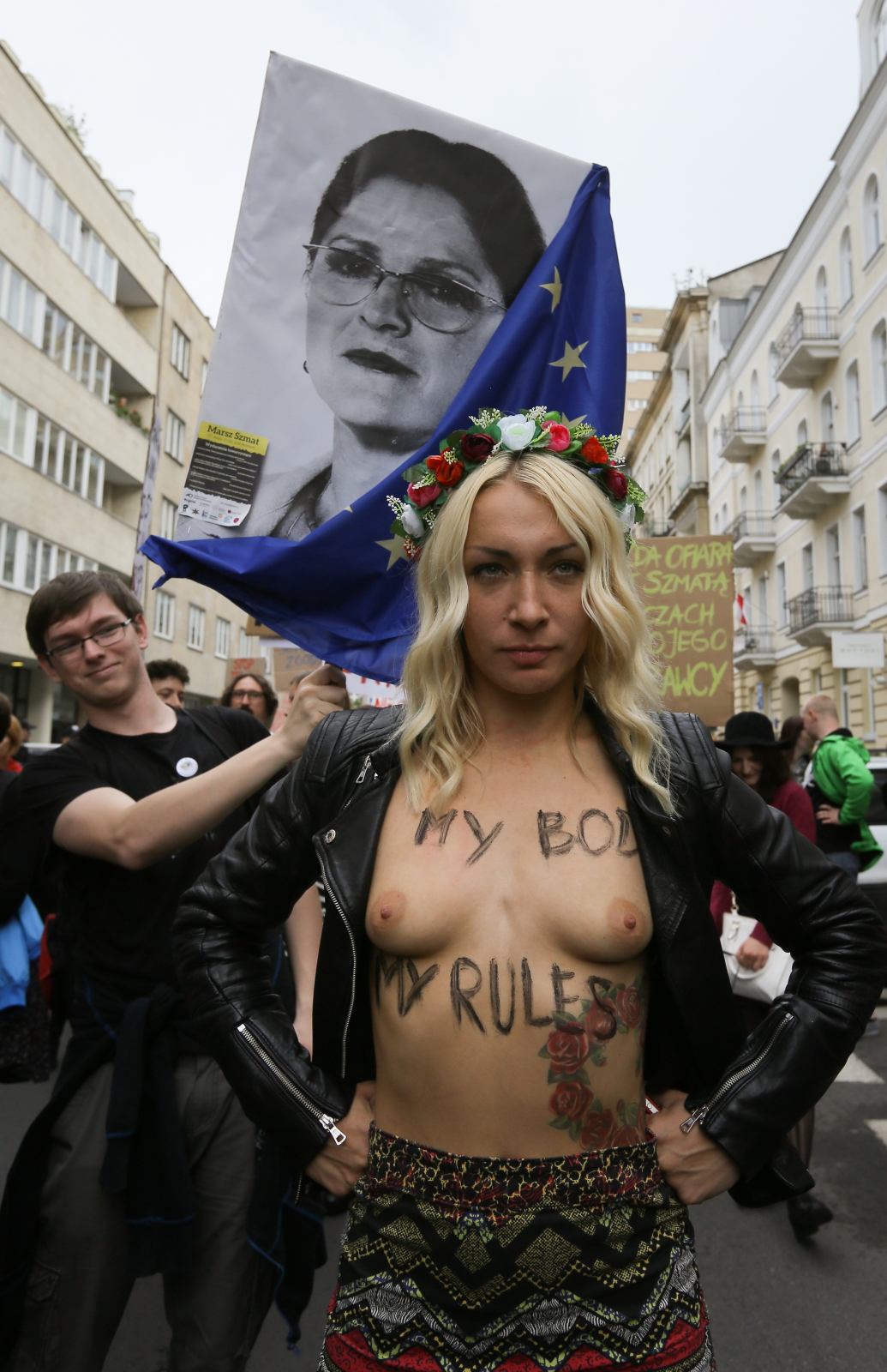 Na manifestacji pojawił się portret posłanki PiS Krystyny Pawłowicz, znanej z wygłaszania kontrowersyjnych i ostrych poglądów na temat homoseksualistów i gender