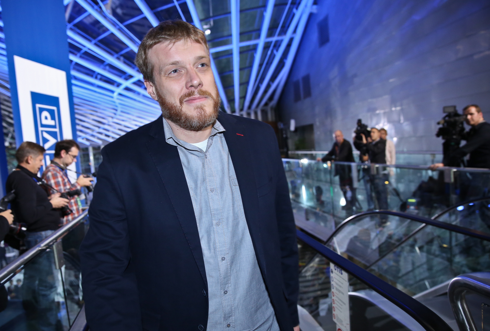 SPRAWY SPOŁECZNO-GOSPODARCZE Obniżenie i podwyższenie wieku emerytalnego. Co proponujecie Państwo, by obecny i przyszły emeryt był spokojny o swoją przyszłość? Nie rozmawiamy o Polsce poważnie, mamy w systemie dwie poważne wyrwy. Należy odebrać przywileje emerytalne.Jakie stawki podatki PIT i CIT proponujecie Państwo? Porządne europejskie państwo wymaga wprowadzenia porządnego podatku progresywnego. Korporacje w Polsce nie płacą podatku CIT. Rząd bardzo mało z tym zrobił, nie mamy klauzuli obejścia prawa podatkowego, rząd ugina się przed presją lobbystówCo zrobić, by zadłużająca się Polska przestała się zadłużać i żebysmy nie zbankrutowali? Jeżeli chcemy mieć państwo, które działa, to musimy ściąga odpowiednią ilość podatków. W Polsce mamy problem ze ściągalnością, w Polsce międzynarodowe korporacje nie odprowadzają podatków, to jest od 10 do 46 mld złotych roczniePOLITYKA ZAGRANICZNAIlu uchodźców przyjąć do Polski. Czy będziecie państwo respektować ustalenia w tej sprawie zatwierdzone w Brukseli? Trzeba zachować się przyzwoicie. Jaką moralnością kierują się ludzie, którzy nie chcą pomóc tym ludziom? Straszenie uchodźcami i osobami uciekającymi przed wojną jest obrzydliweDo jakiego stopnia Polska, która oczekuje solidarności od UE, chce się zaangażować w wojnę, która zagraża naszej cywilizacji? Wysyłanie polskich wojsk w rejony konfliktu na Bliskim Wschodzie to złe rozwiązanie. Inny polityk, który tak postąpił, Leszek Miller, przyczynił się do obecnego kryzysu emigracyjnegoJak powinna wyglądać nasz polityka wobec Wschodu? Polityka polska wtedy będzie bezpieczna, kiedy będzie spójna. Jeżeli chcemy, żeby Unia była solidarna z nami, to solidarność działa w obie strony, musimy pamiętać np. o kryzysie imigracyjnym na południu EuropyWIZJA I USTRÓJ PAŃSTWACzy potrzebna jest renegocjacja konkordatu? Czy potrzebna jest religia w szkołach? Rozdział Kościoła od Państwa jest konieczny. To związki religijne powinny finansować lekcje religiiIdealny model systemu ochrony zdrowia w Polsce System kontraktowania służby zdrowia się nie sprawdził. Należy radykalnie uprościć system ochrony zdrowia, wprowadzić jednolite stawki za leczenie, jesteśmy przeciwko dodatkowym ubezpieczeniom zdrowotnymZ kim możecie stworzyć koalicję, a z kim nie? Są ważniejsze kwestie. Dlaczego nie rozmawiamy o mieszkalnictwie komunalnym, dlaczego nie rozmawiamy o młodych ludziach uciekających z kraju. Szykuje się wielka koalicja przeciwko PiS-owi. To się źle skończyPODSUMOWANIE Jeżeli chcemy mieć w Polsce demokrację na serio, głosujmy na poważne ugrupowania, a nie na mniejsze zło. Inna polityka jest możliwa
