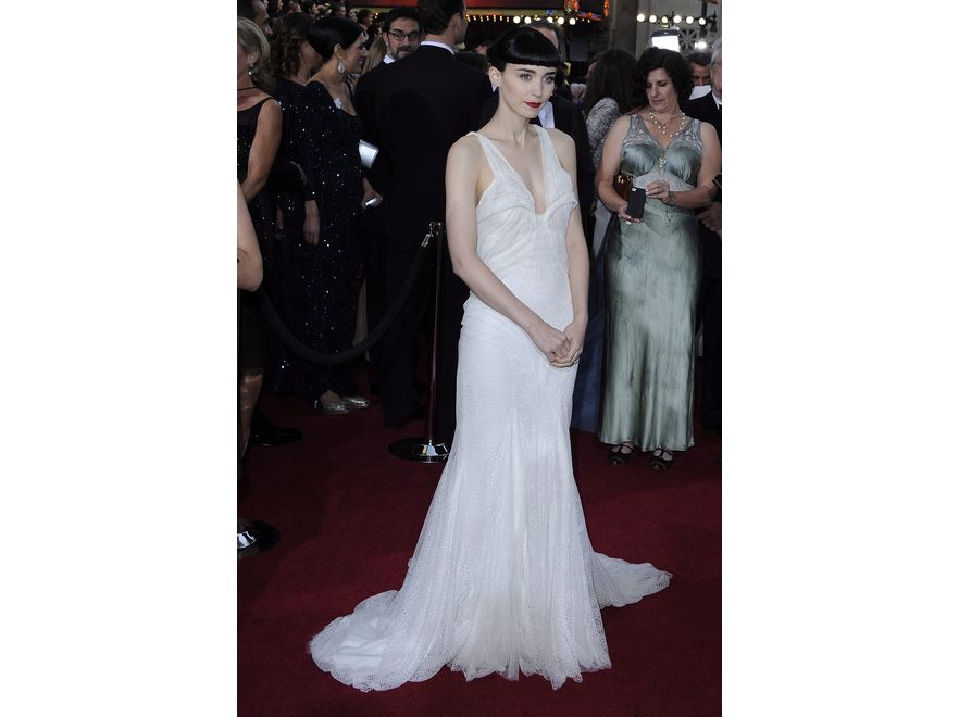Do tego sama Rooney Mara zdawała się nie czuć komfortowo w swojej sukni. Tłumaczyła też w wywiadach, że suknię wybrała zaledwie kilka godzin przed galą Oscarów. A co Wy sądzicie o oscarowej stylizacji aktorki? Zachwycająca czy rozczarowująca – a może prawda leży gdzieś pośrodku?