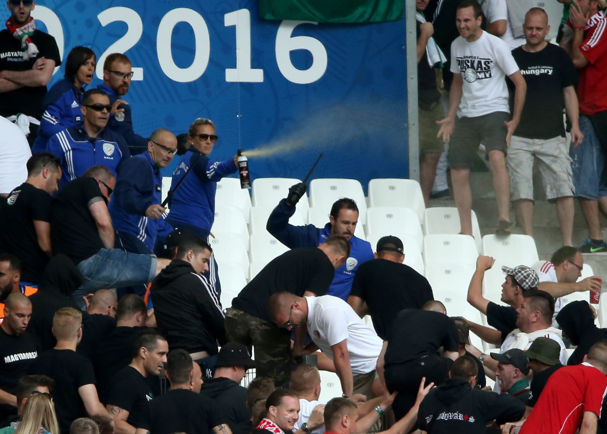 To nie są grzeczni chłopcy. Węgrzy bili się z Policją w trakcie meczu z Islandią