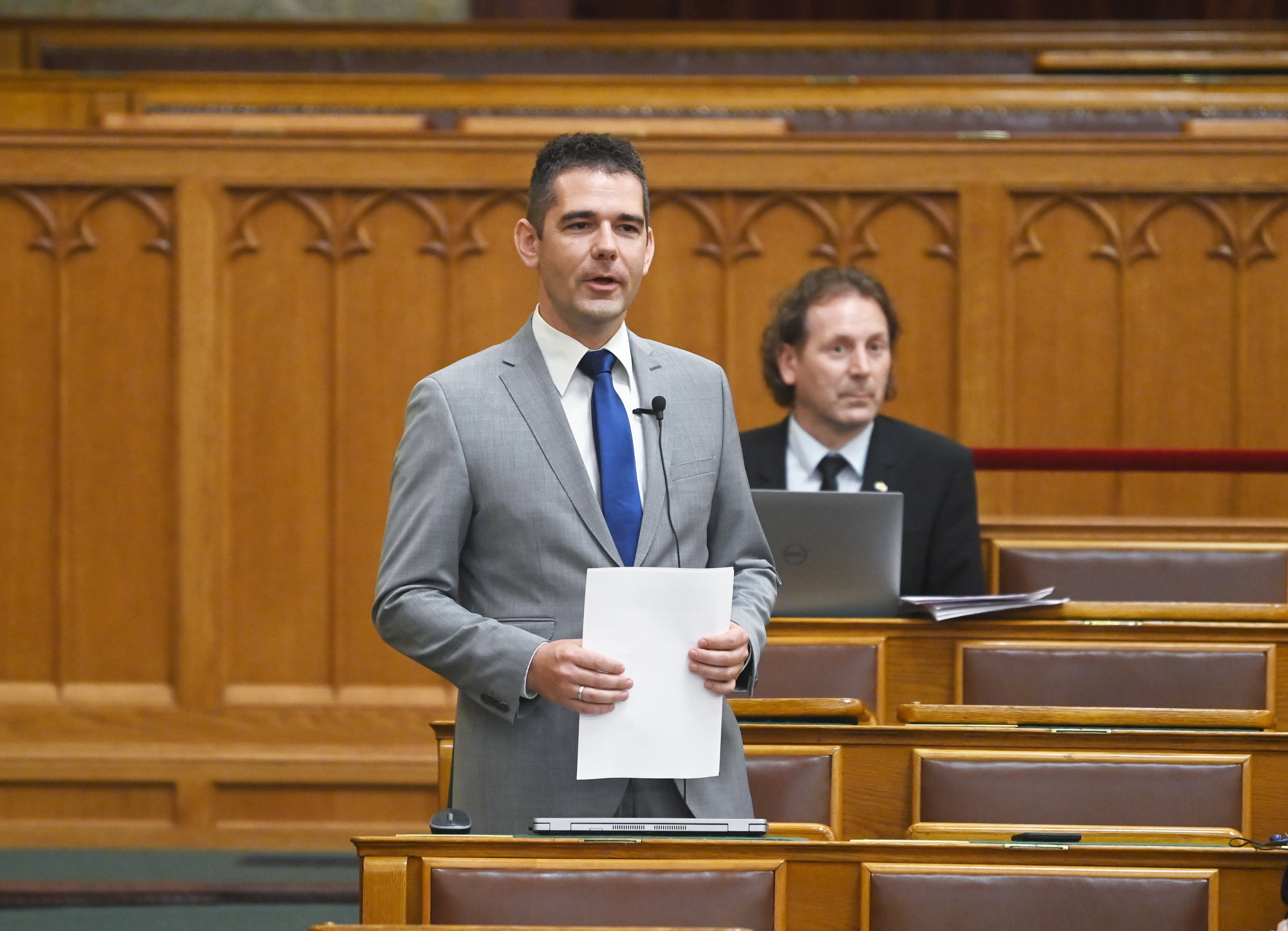 Írni-olvasni tudáshoz kötné a választójogot a Mi Hazánk