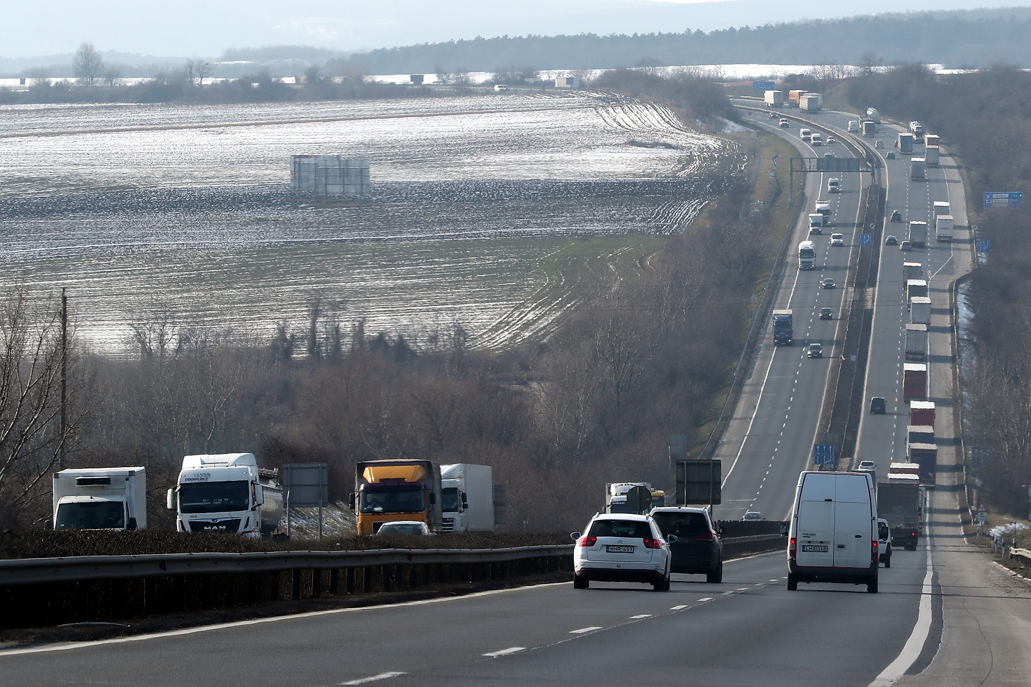 Baleset az M1-esen, hatalmas a torlódás!