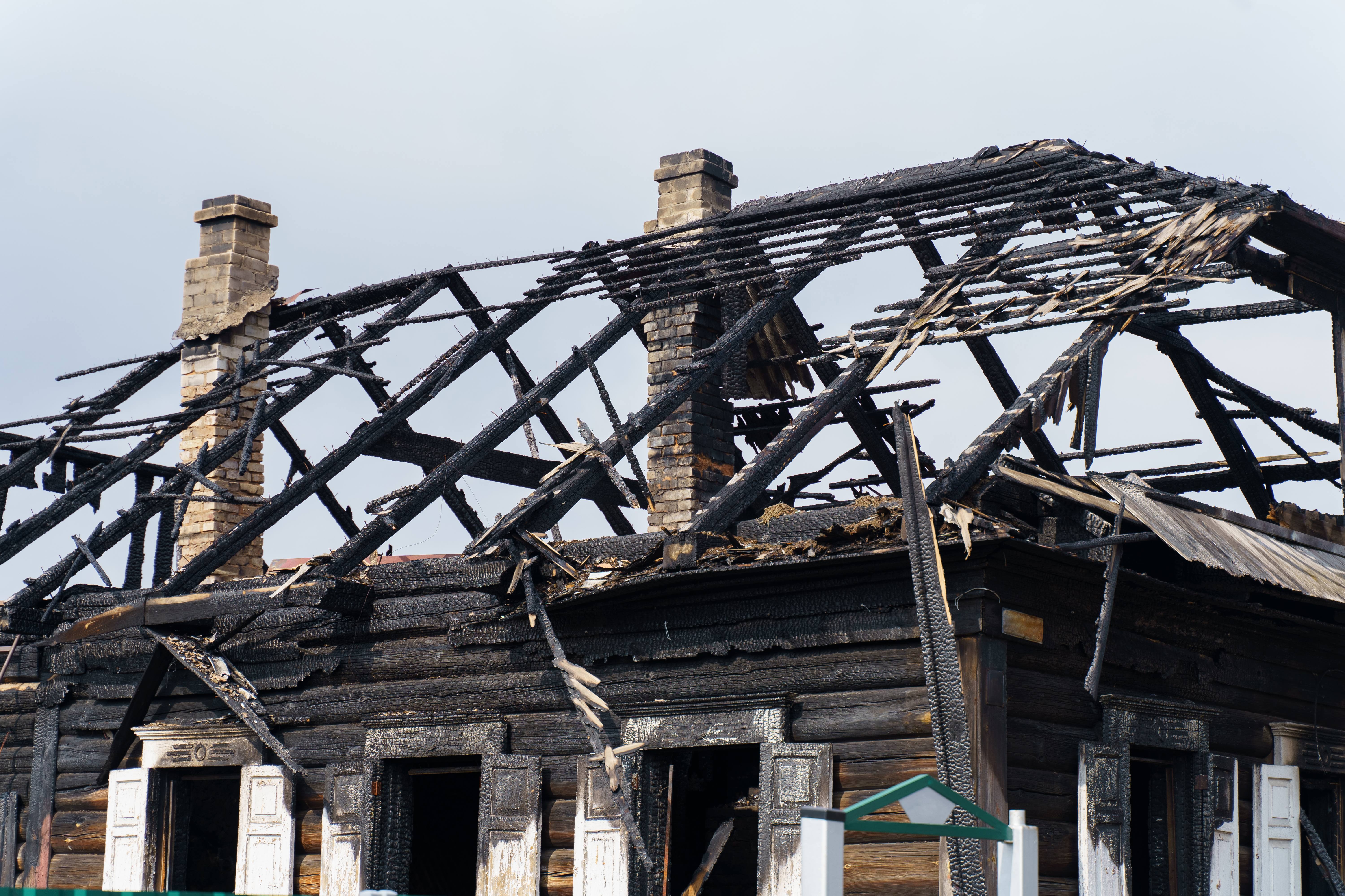 Gázrobbanás miatt vesztette el otthonát egy család Tiszakürtön, Aszódon mentőhelikoptert hívtak egy hasonló robbanás miatt – videó