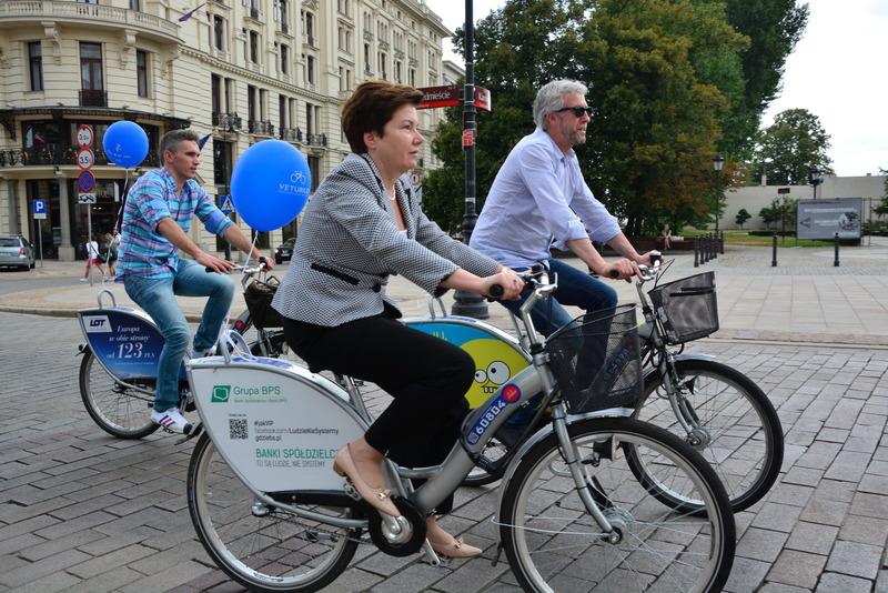 Hanna Gronkiewicz-Waltz na rowerze, fot. R. Motyl, źródło: facebook.com/hanna.gronkiewiczwaltz