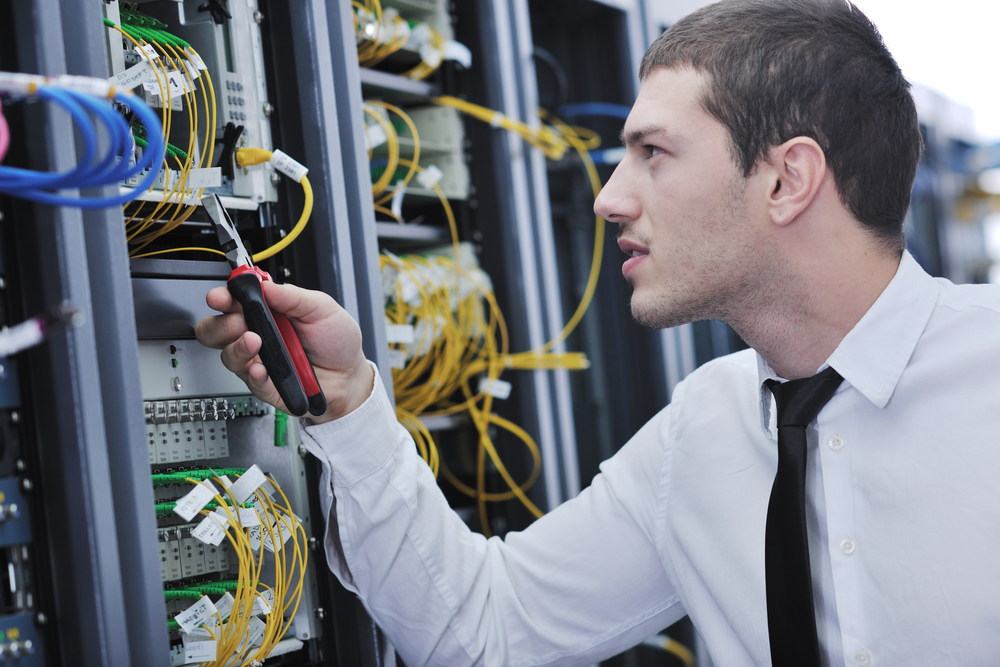 Elektromonter – elektryk. Osoba, która potrafi wykonać instalacje elektryczne a do tego ma odpowiednie uprawnienia, może zarobić około 3,5 tys. zł. I wcale nie są to sytuacje wyjątkowe na rynku. Czteroosobowa ekipa zatrudniona do całkowitej przebudowy instalacji elektrycznej w mieszkaniu, pracując przez dwa dni robocze może liczyć na 5-6 tys. zł brutto.
Elektromonter w górnictwie zarobi nawet 7-8 tys.