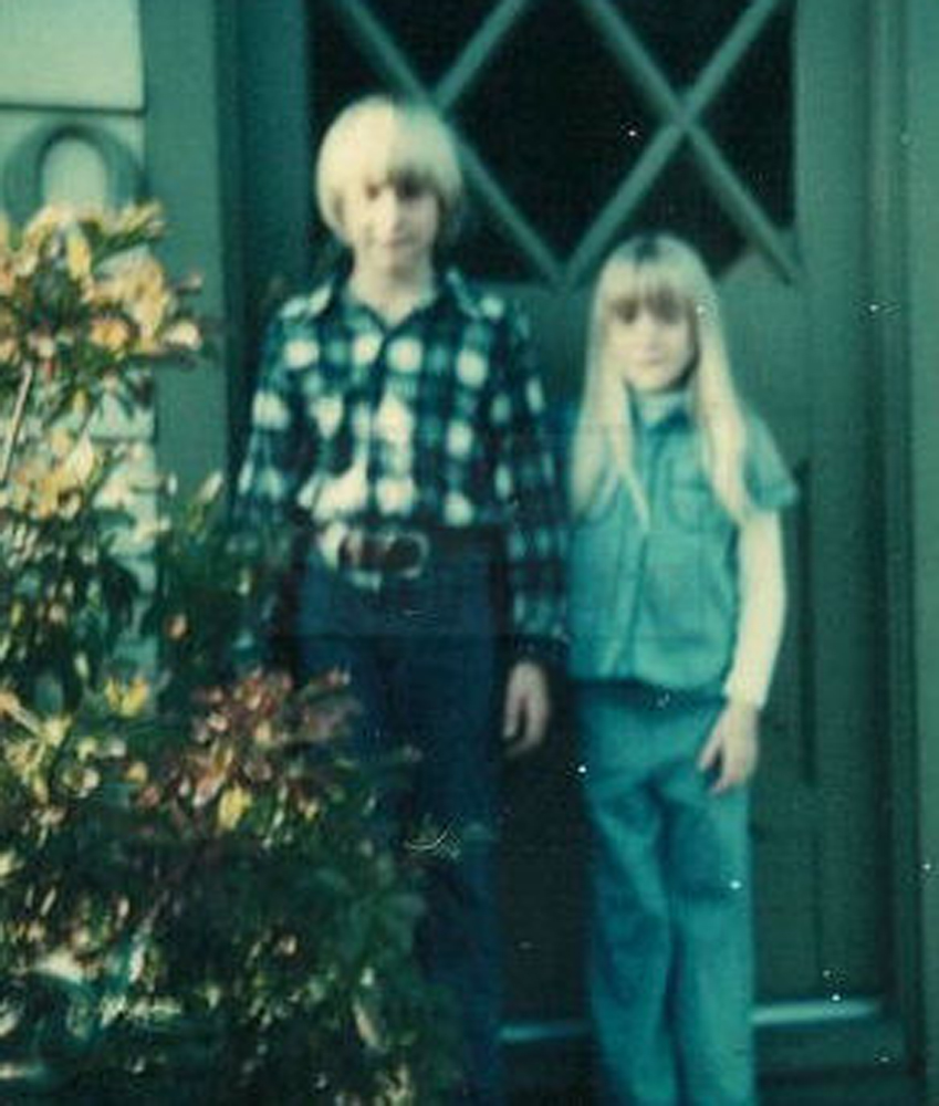 Kurt Cobain z siostrą Kim przed ich domem w Aberdeen