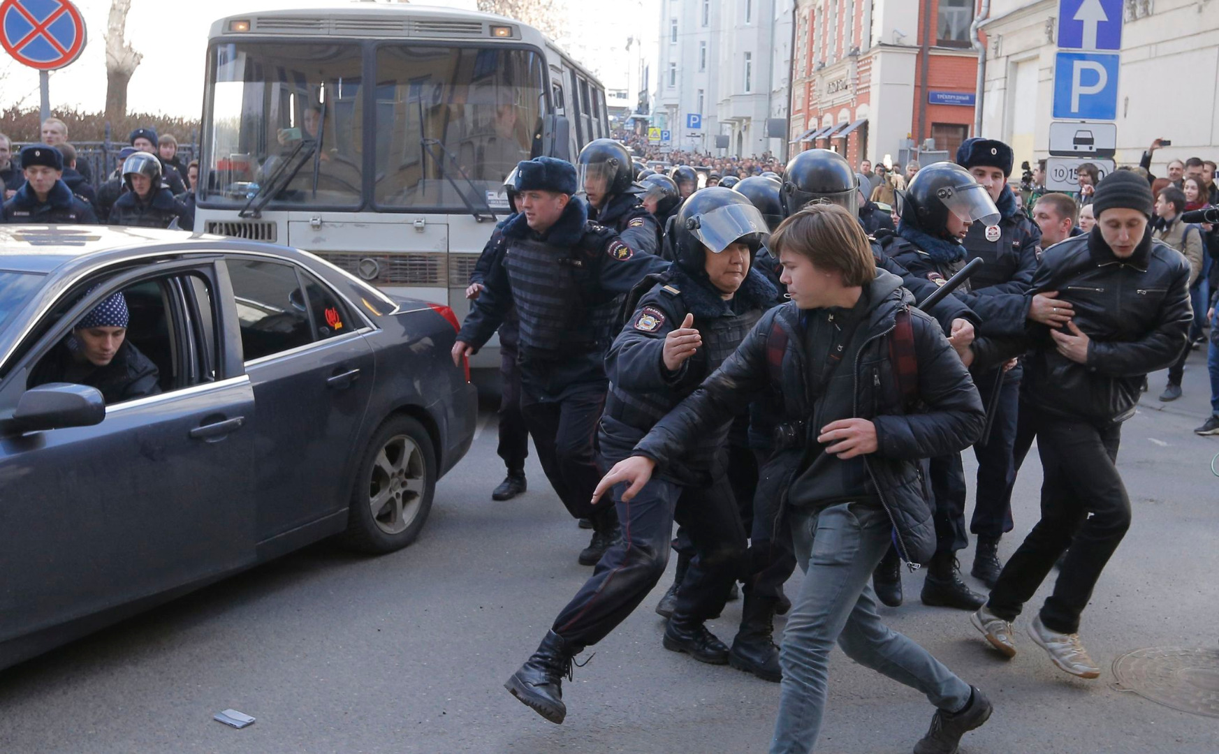 Uczestnicy demonstracji próbowali przeszkodzić w odjeździe autobusu policyjnego, do którego funkcjonariusze zabrali opozycjonistę.