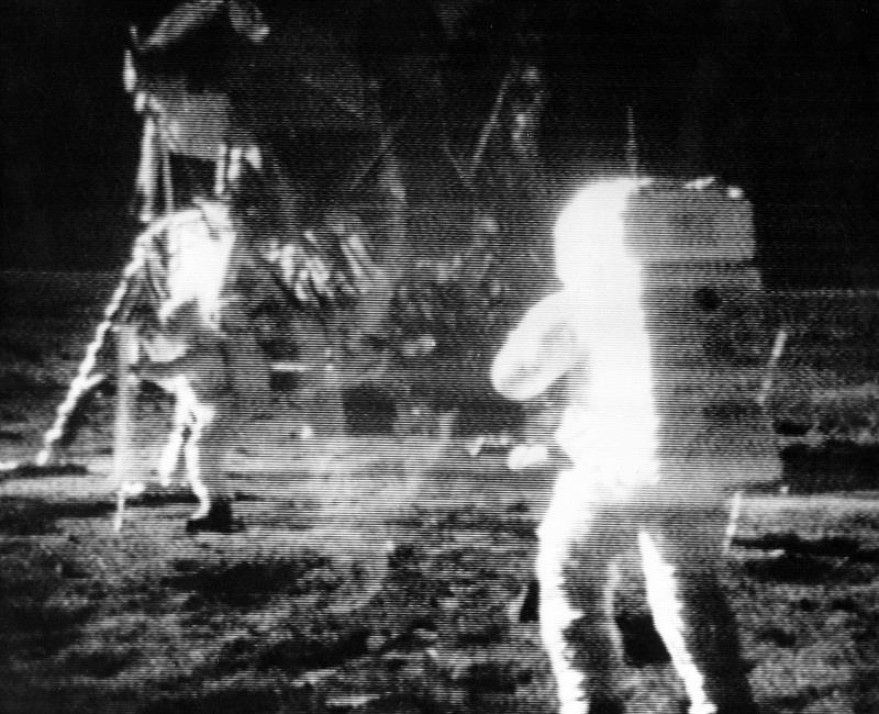 Armstrong spacer po Księżycu