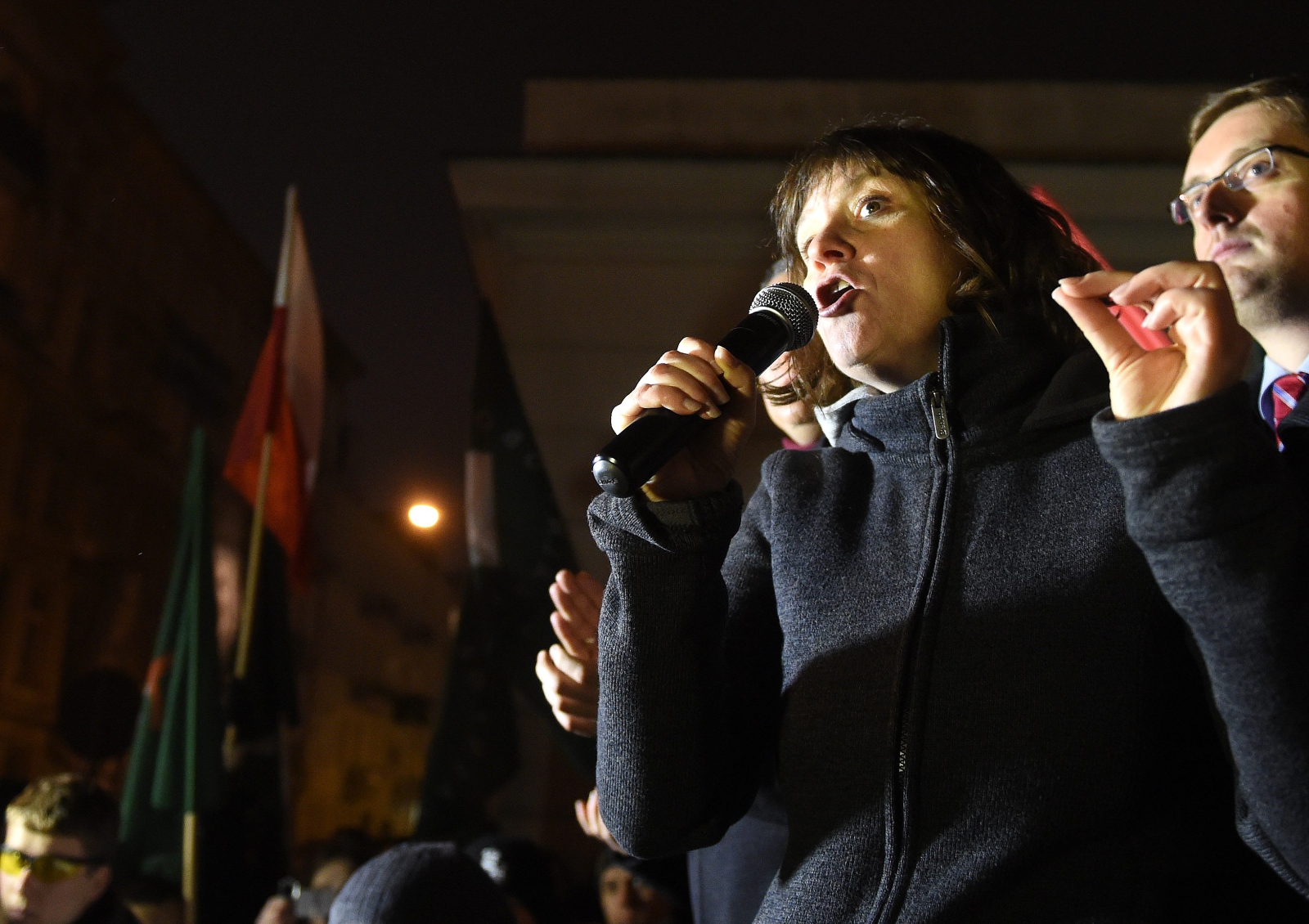 Przed budynkiem przemawiała między innymi Ewa Stankiewicz. Na manifestacji są także politycy sprzeciwiający się nieprawidłowościom w czasie liczenia głosów wyborczych...
