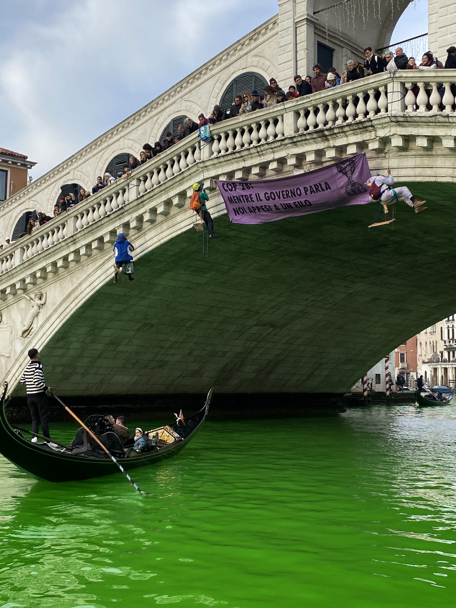 Zöldre festették Velencében a Canal Grande vizét