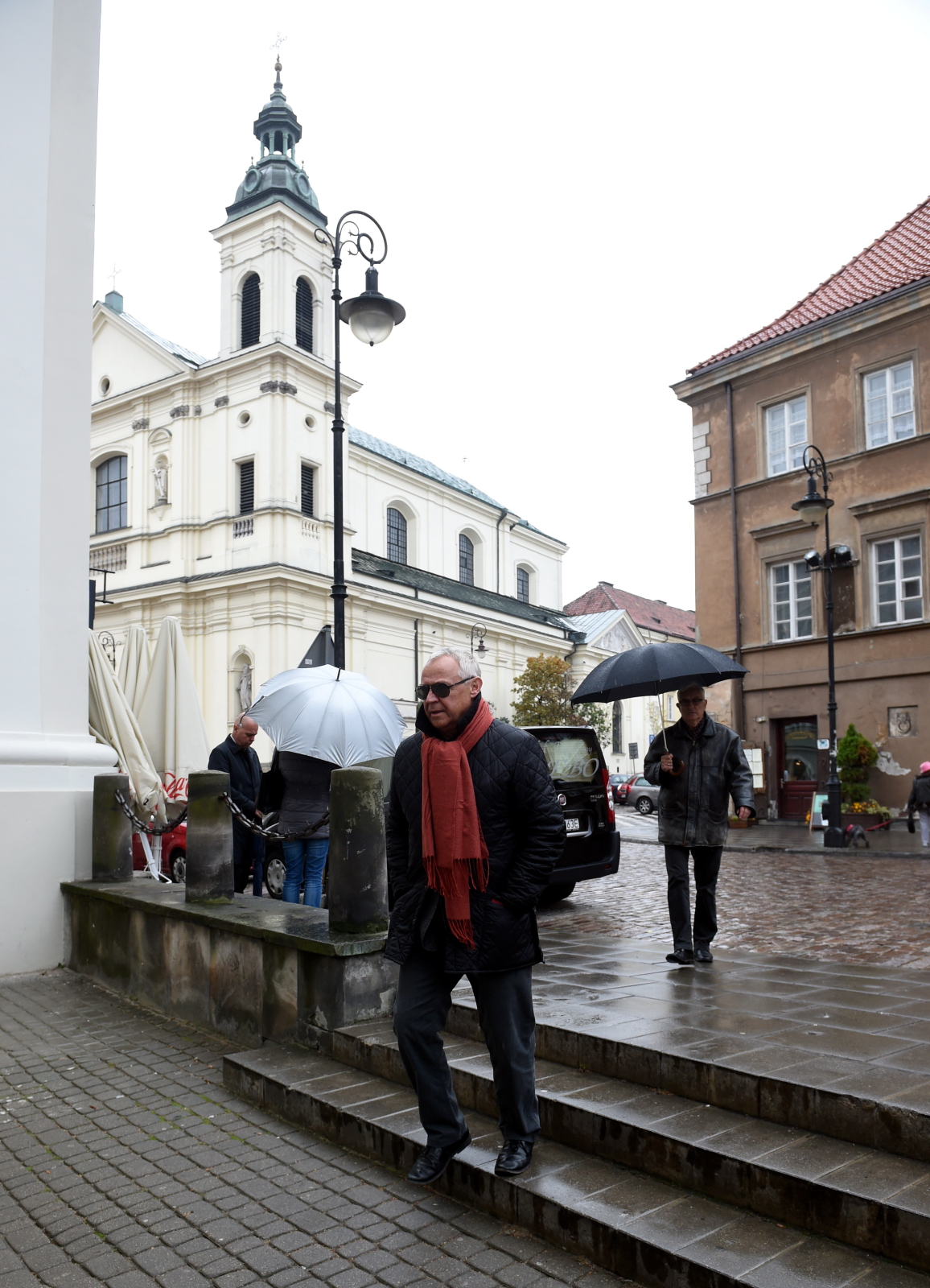 We mszy brali udział filmowcy, aktorzy i wybitne postaci kultury i politycy, m.in. minister kultury Piotr Gliński, wicemarszałek Senatu Bogdan Borusewicz, byli prezydenci RP Aleksander Kwaśniewski i Bronisław Komorowski, prezydent m.st. Warszawy Hanna Gronkiewicz-Waltz. Byli m.in. Krystyna Janda, Beata Tyszkiewicz, Maja Komorowska, Olgierd Łukaszewicz, Robert Więckiewicz, Waldemar Dąbrowski, Artur Żmijewski, Adam Michnik i wielu innych przyjaciół zmarłego i wielbicieli jego filmów. Mszy przewodniczył bp Rafał Markowski.