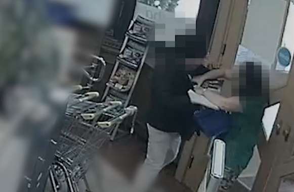 Az eladókat félrelökve rontott ki a boltból a pécsi rabló - videón a börtönviselt bűnöző