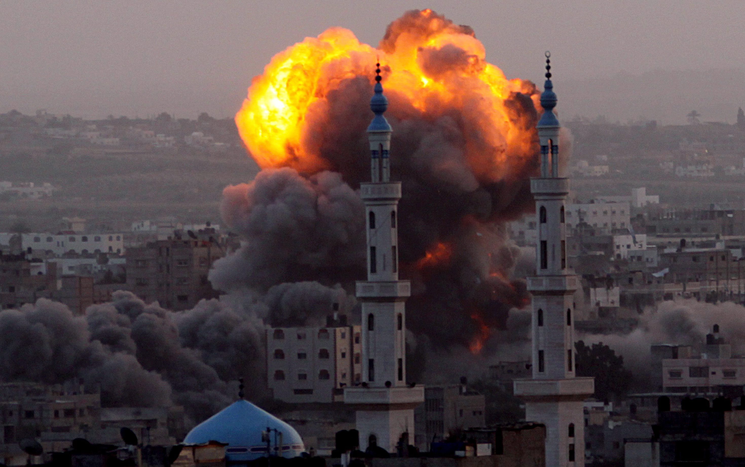 Izraelskie uderzenie z powietrza w południowo-wschodniej części miasta Gaza.