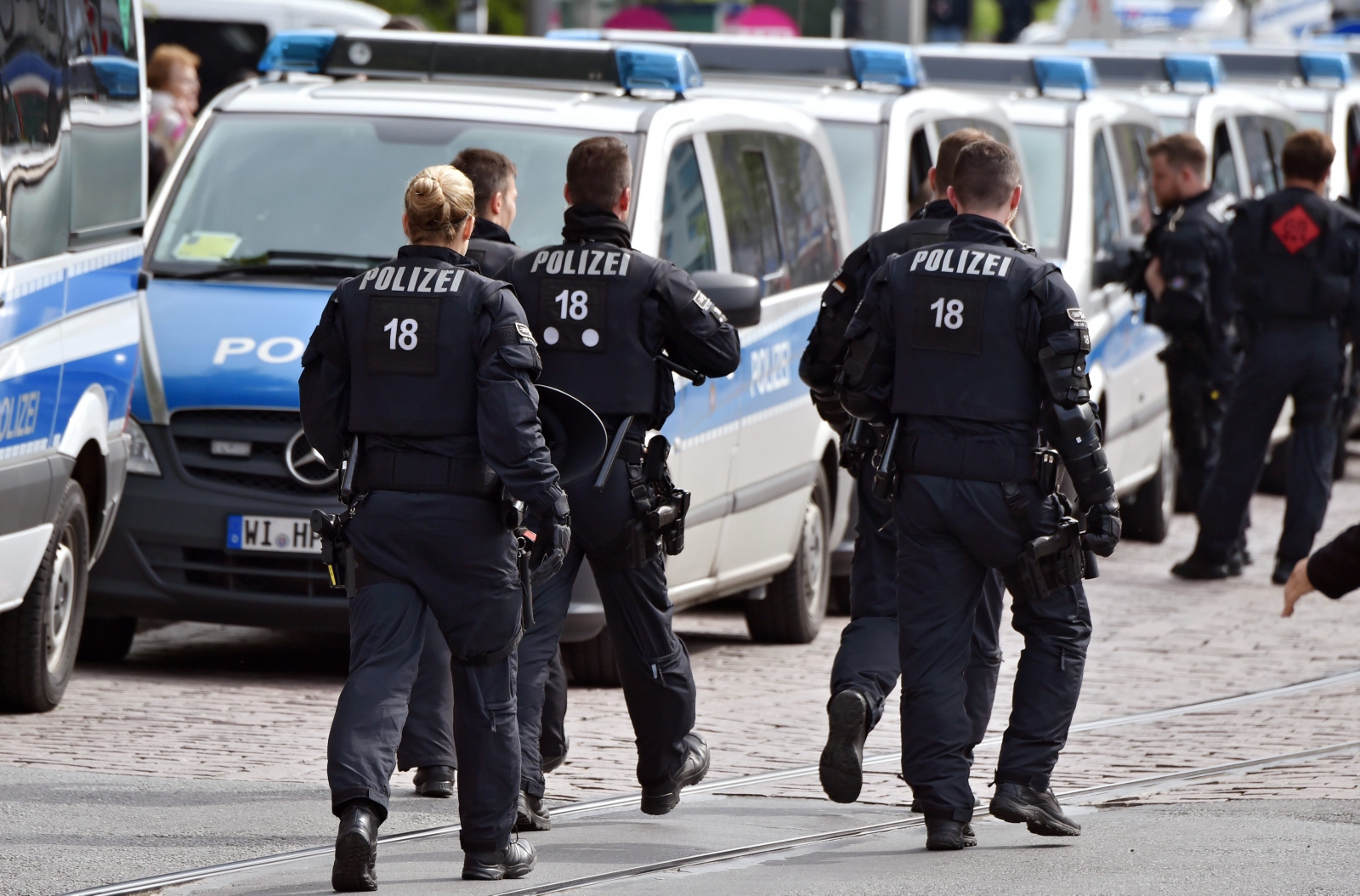 Kibice SV Darmstadt i Eintrachtu Frankfurt bili się z policją