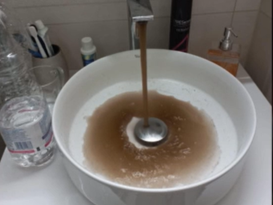 Szörnyű: barnás, lárvákkal teli víz folyik a csapokból Berettyóújfaluban - videó