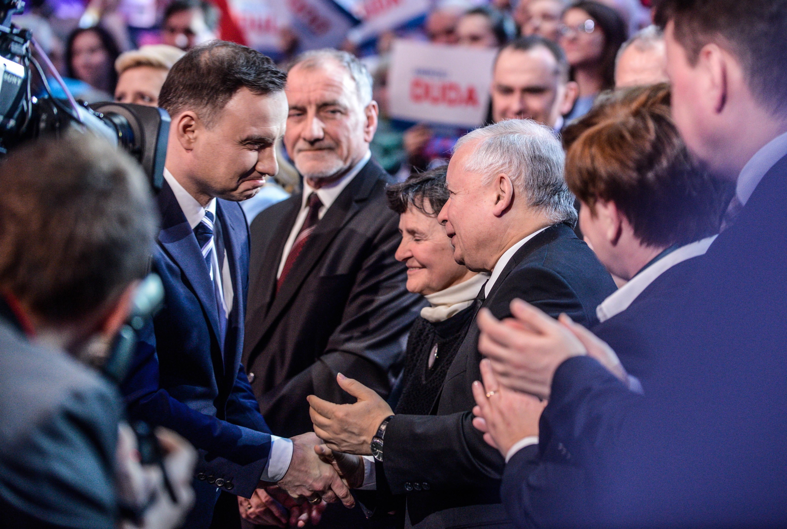 Kandydat PiS zapowiedział, że jeżeli zostanie wybrany, to wniesie do Sejmu projekty ustaw: przywracający poprzedni wiek emerytalny oraz chroniący polską ziemię. Zamierza też powołać Narodową Radę Rozwoju.