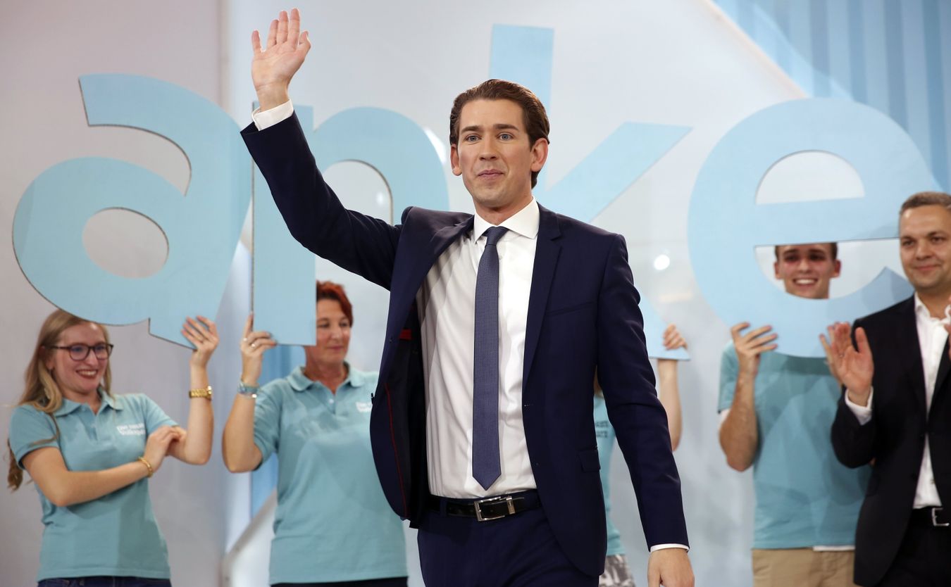 Sebastian Kurz pozdrawia swoich wyborców