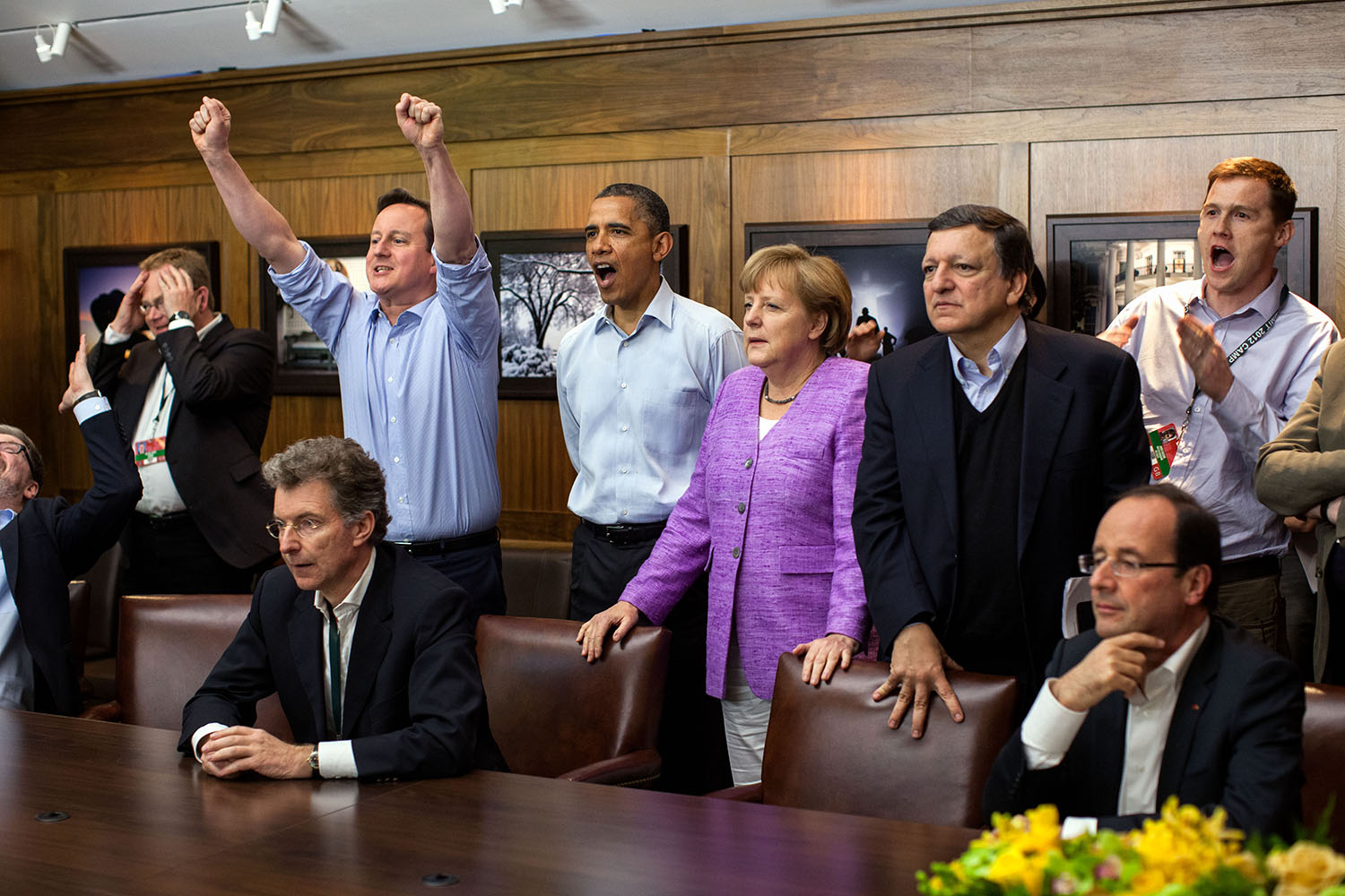 19 maja 2012 roku, letnia posiadłość prezydentów USA w Camp David. Przywódcy państw grupy G8 zrobili sobie przerwę w obradach, by obejrzeć finałowy mecz Ligi Mistrzów między zespołami Chelsea Londyn i Bayern Monachium. Wśród kibiców są między innymi niemiecka kanclerz Angela Merkel, przewodniczący Komisji Europejskiej José Manuel Barroso, prezydent Francji Francois Hollande oraz brytyjski premier David Cameron. Chelsea pokonała Bayern 3:4 w rzutach karnych