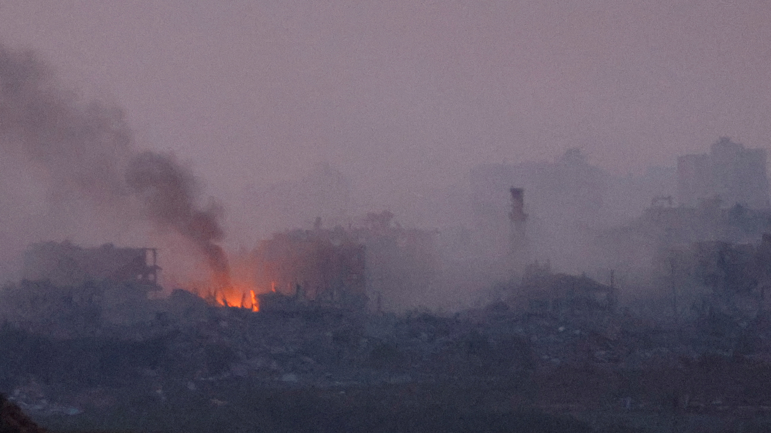 Zgliszcza budynków zaatakowanych przez siły izraelskie w Strefie Gazy