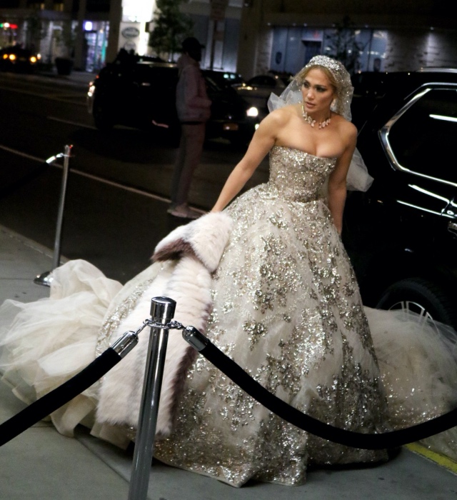 Jennifer Lopez lélegzetelállító menyasszonyi ruhában! - Glamour