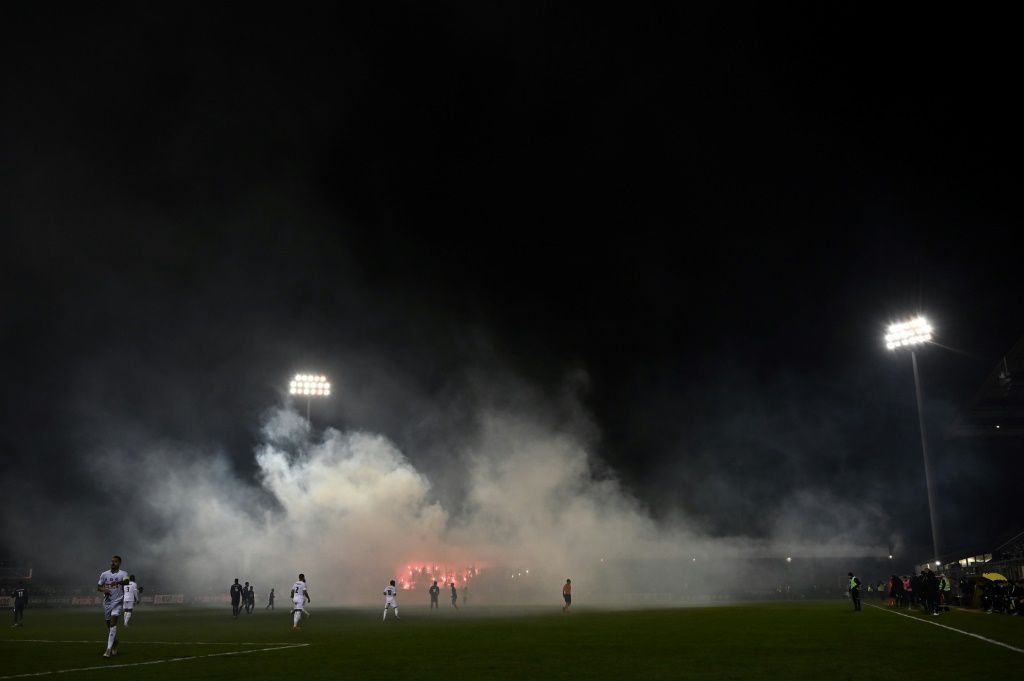 Goalkeeper shaken by \'powerful bang\' in French Cup crowd trouble