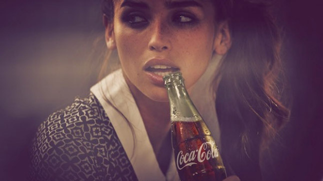 Palvin Barbara nagyon érzi - Fotók és kulisszatitkok az új Coca-Cola  kampányról - Glamour