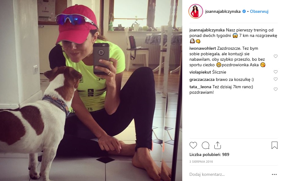Jasny i przestronny jest także przedpokój w mieszkaniu aktorki. To przede wszystkim zasługa dużego lustra i... braku drzwi do pokojów.