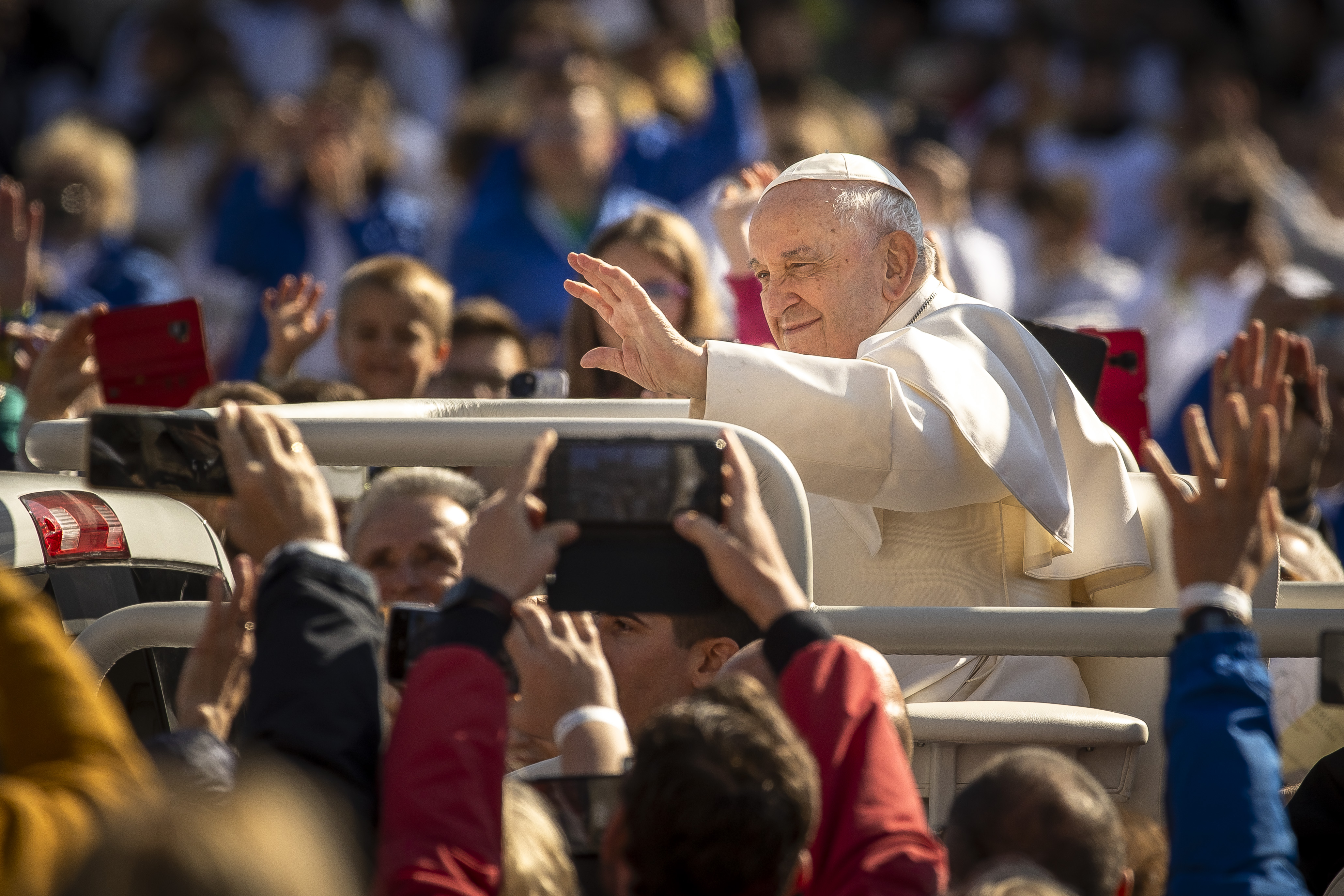 Döntött a Vatikán: ezentúl a melegek és transzneműek is megkeresztelkedhetnek, és ha azt szeretnék, keresztszülők is lehetnek