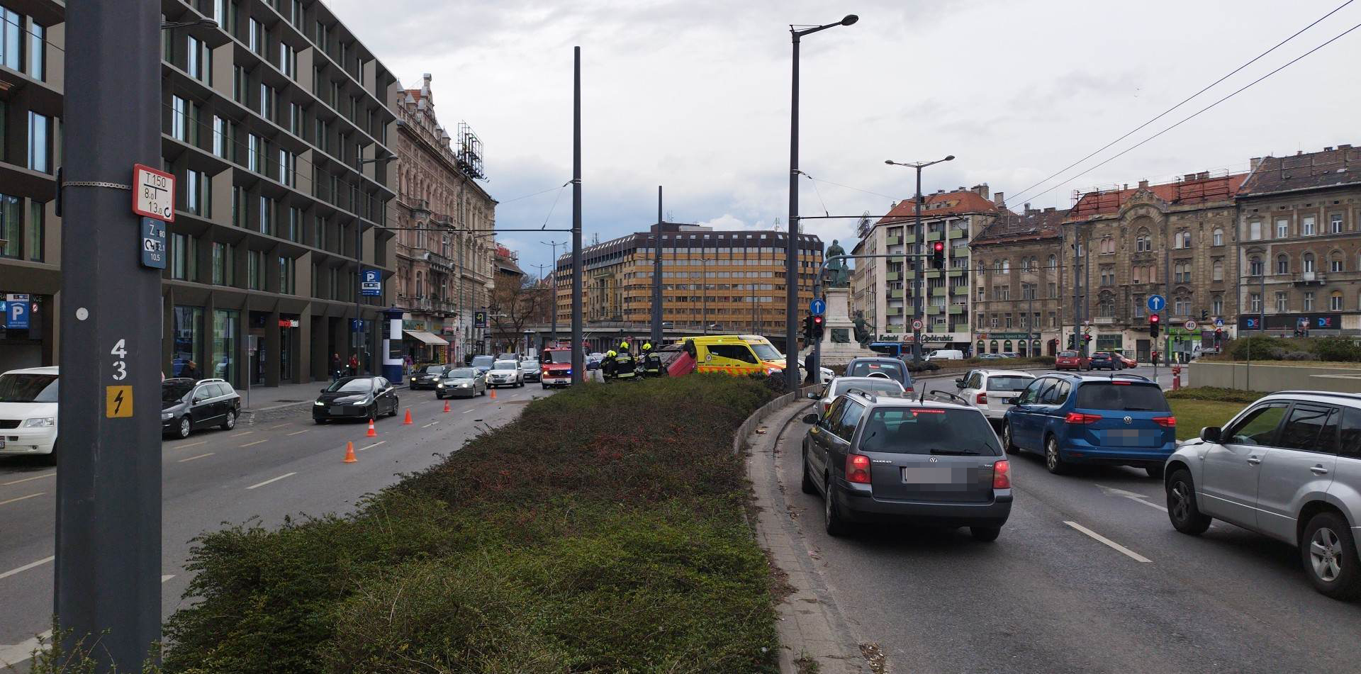 A tetejére borult egy autó a Keleti pályaudvarnál – fotók a helyszínről