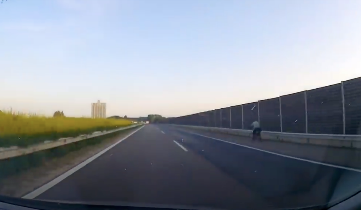 Az M5-ös autópályán biciklizett egy férfi - döbbenetes felvétel - Blikk