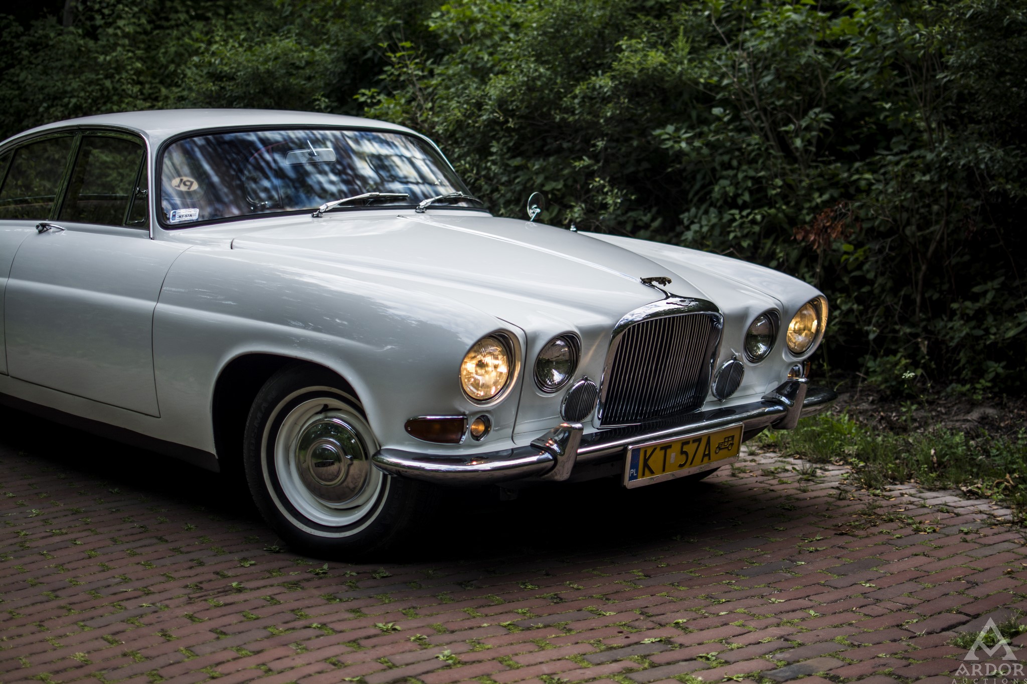Jaguar Cyrankiewicza, był jednym z 60 okazów, które na Stadionie Narodowym wystawił na sprzedaż dom aukcyjny Ardor Auctions. Biała limuzyna znalazła nowego tajemniczego właściciela, który zapłacił za nią 55 tys. zł.